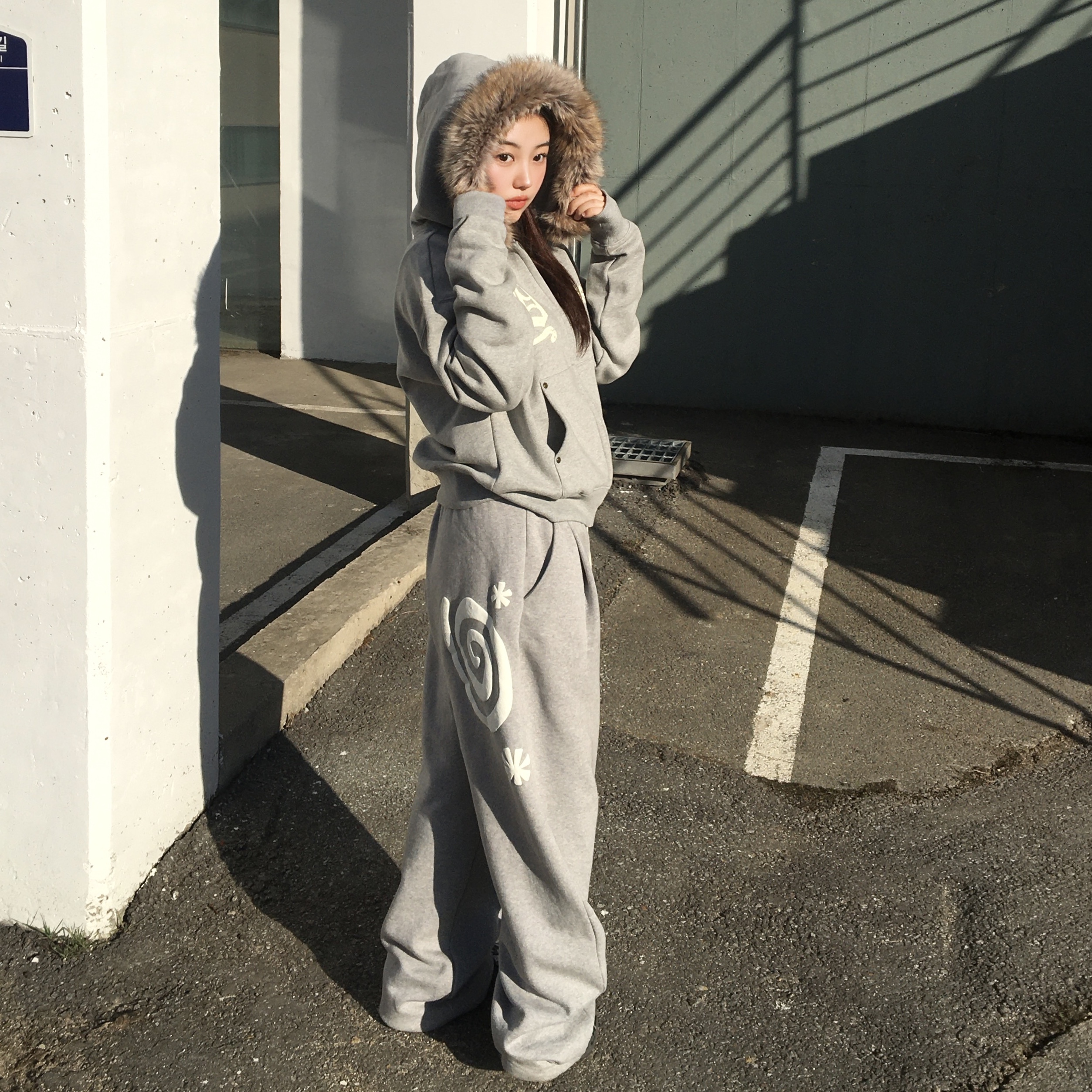 AMOU Fur Hoodie Zip Up Gray, AMOU Fur Hoodie Zip Up Black 착용 스타일 - 4