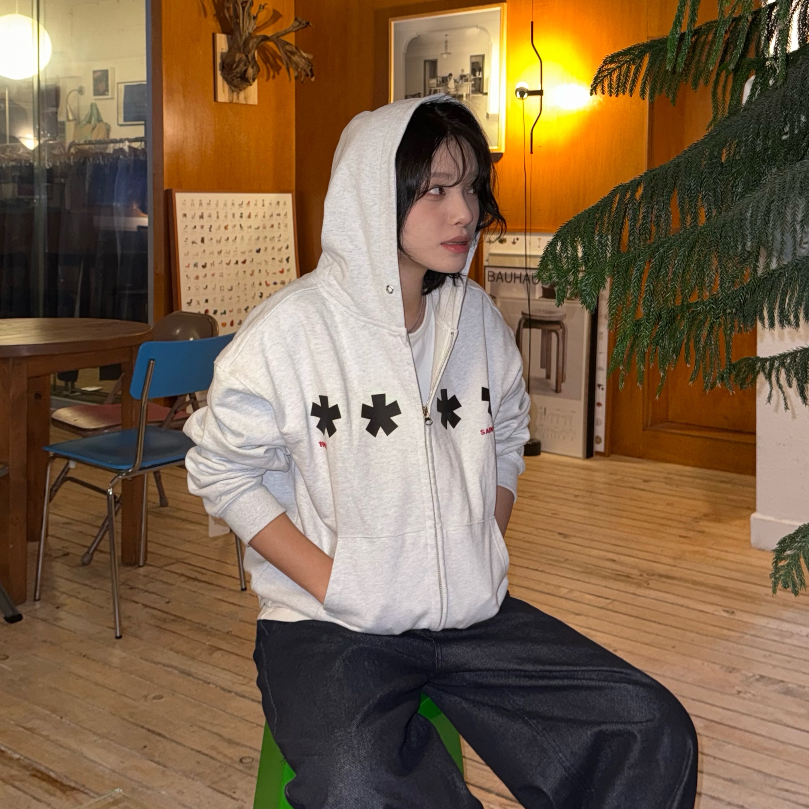 AMOU Square Star Hoodie Zip Up White Melange, AMOU Square Star Hoodie Zip Up Navy 착용 스타일 - 1