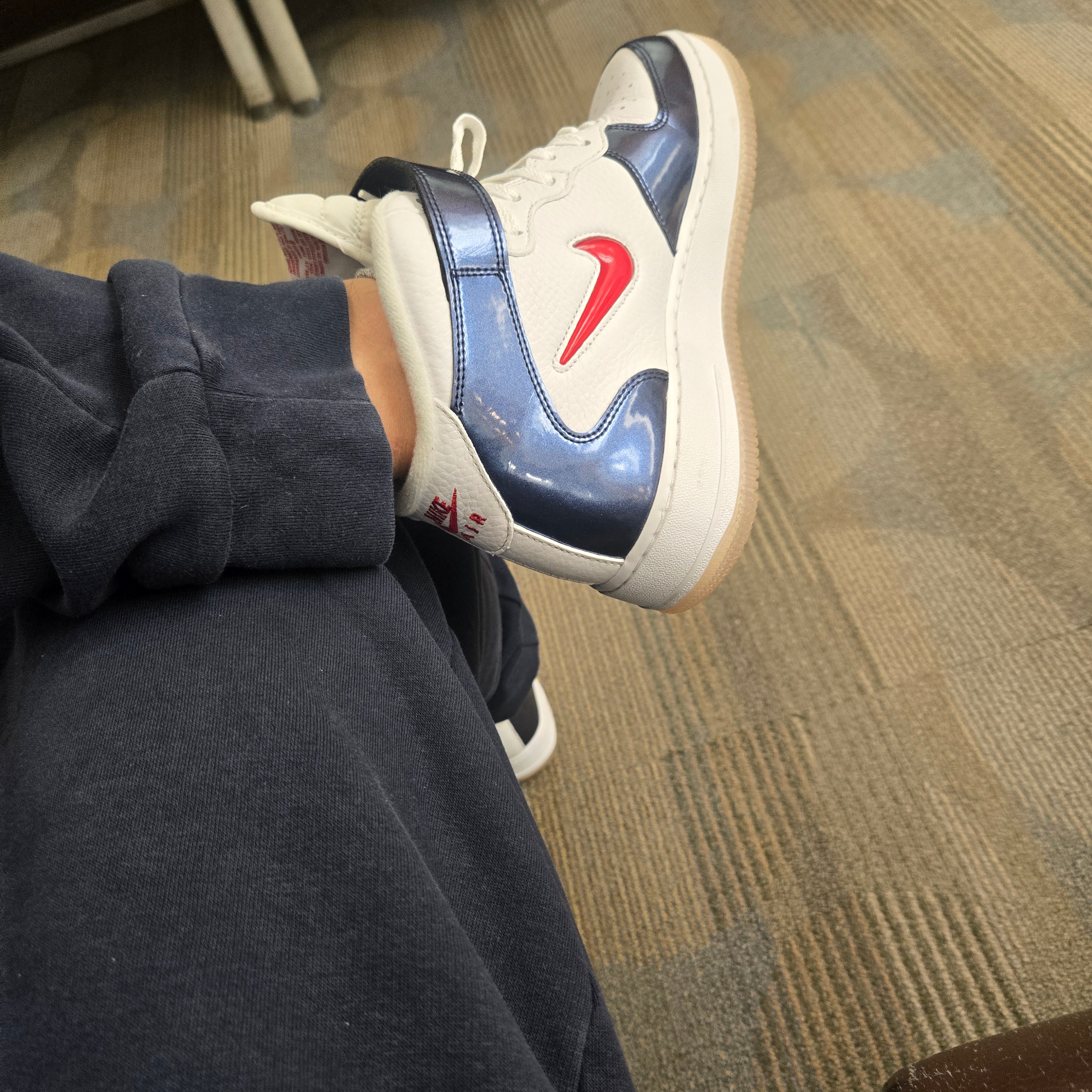 Nike Air Force 1 Mid QS University Red and Midnight Navy 착용 스타일
