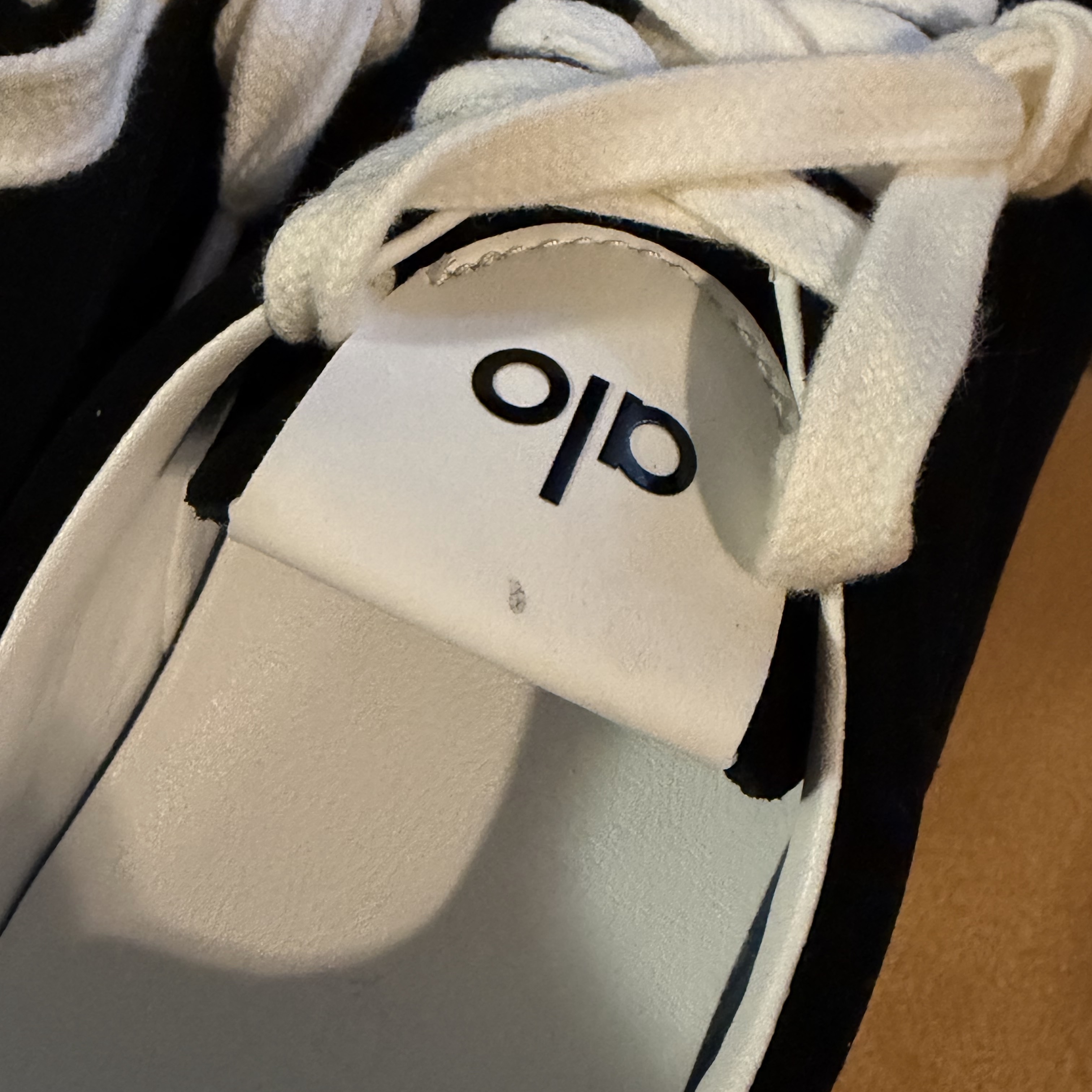 (W) Alo Yoga Sunset Sneaker Black 착용 스타일 - 1