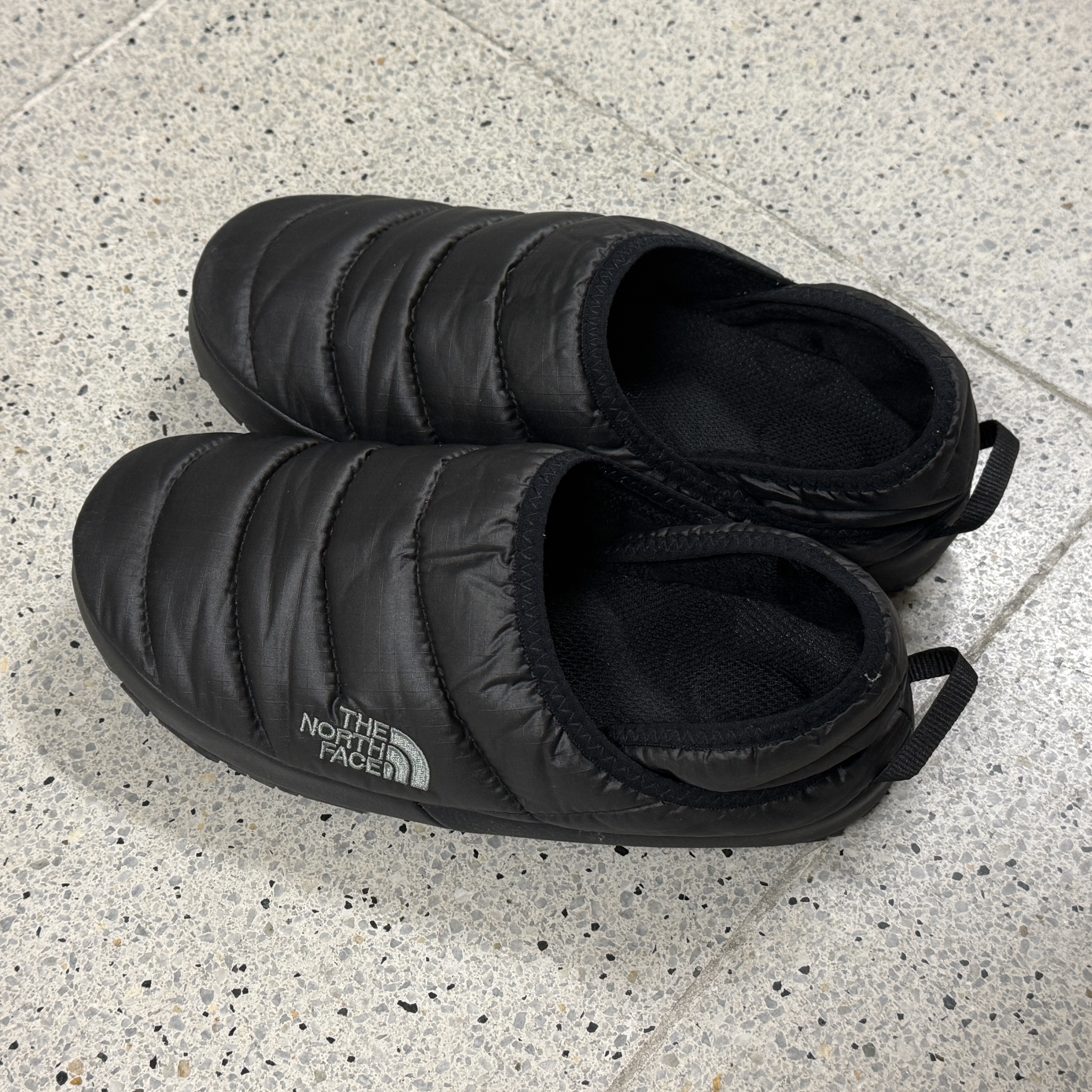 The North Face Nuptse Mule Black 착용 스타일