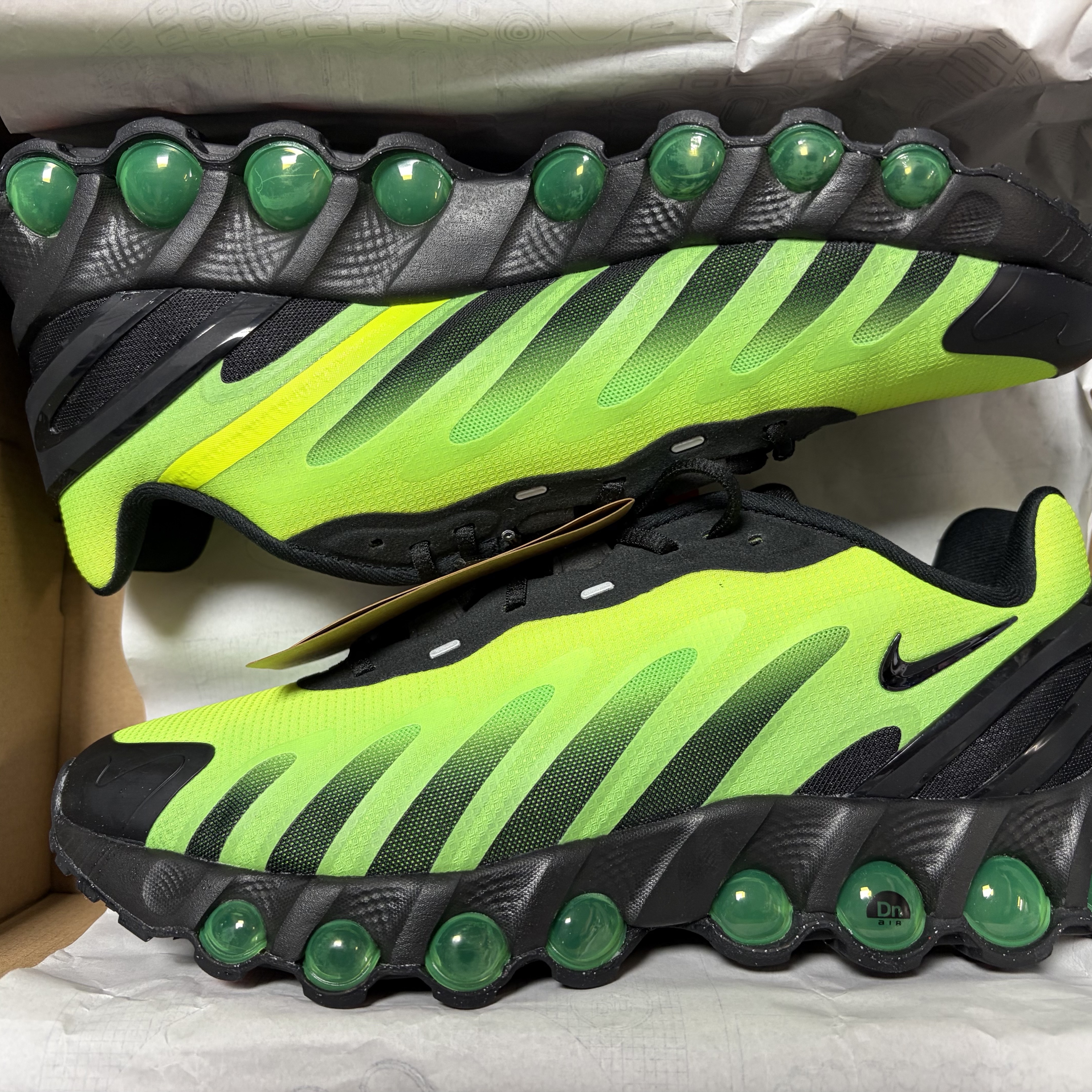 Nike Air Max Dn8 Black Green Strike 착용 스타일 - 2