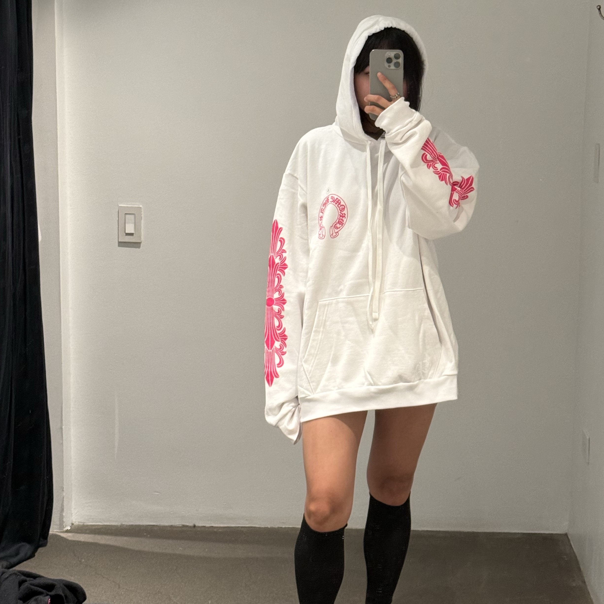 Chrome Hearts Horseshoe Logo Hoodie White Pink 착용 스타일