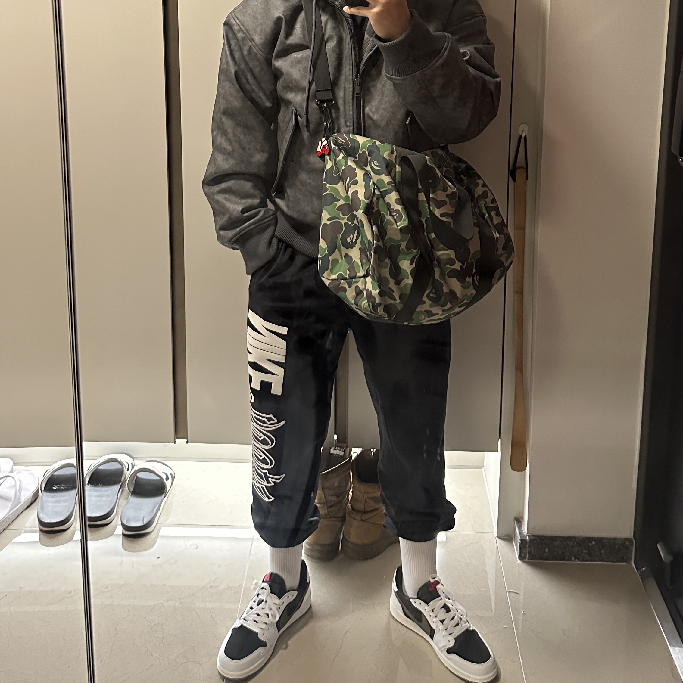 (W) Jordan 1 x Travis Scott Retro Low OG SP Medium Olive, Jordan 1 x Travis Scott Retro Low OG SP Reverse Olive 착용 스타일 - 1