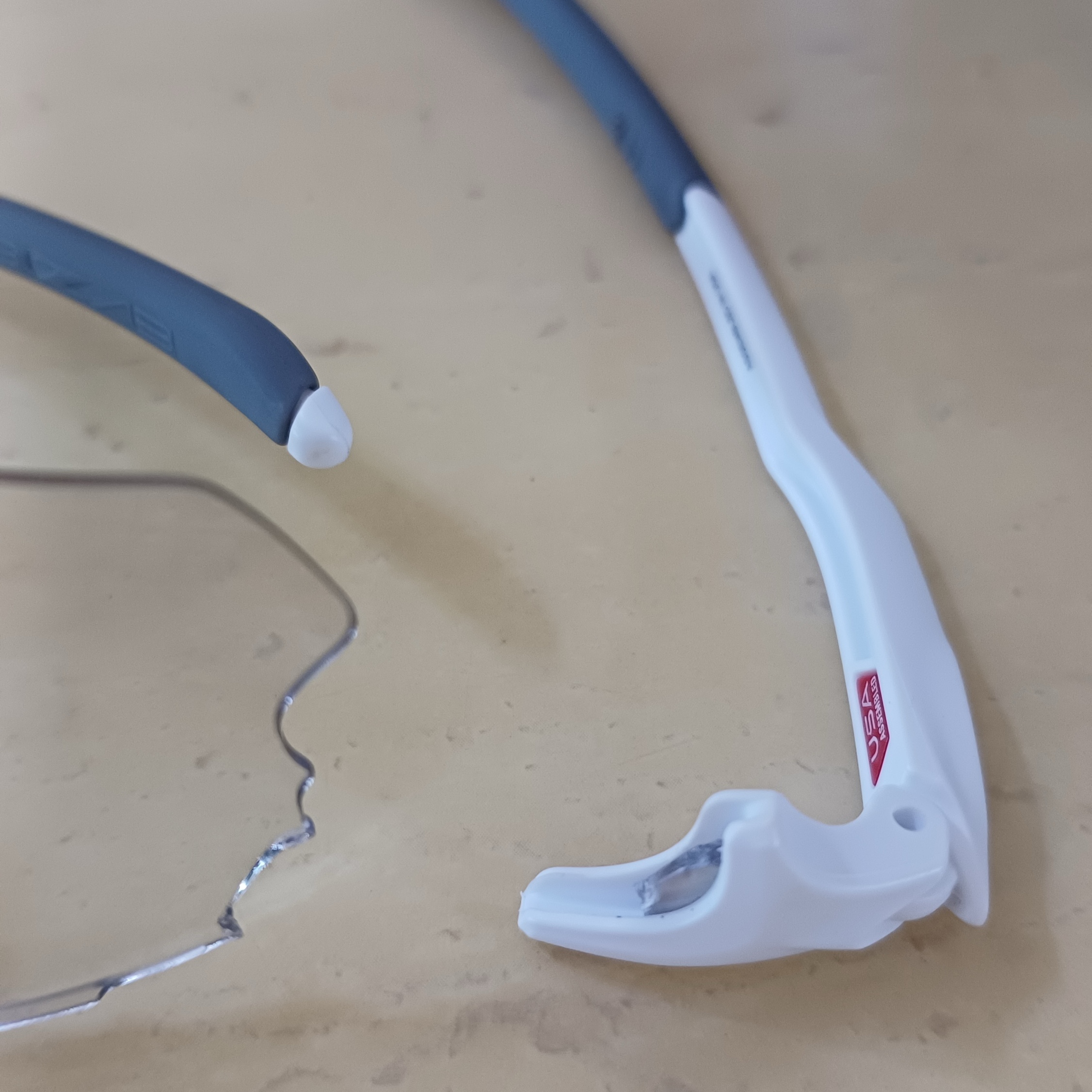 Oakley EVZero Path Matte White Frame Clear To Black Iridium Photochromic Lenses Low Bridge Fit 착용 스타일