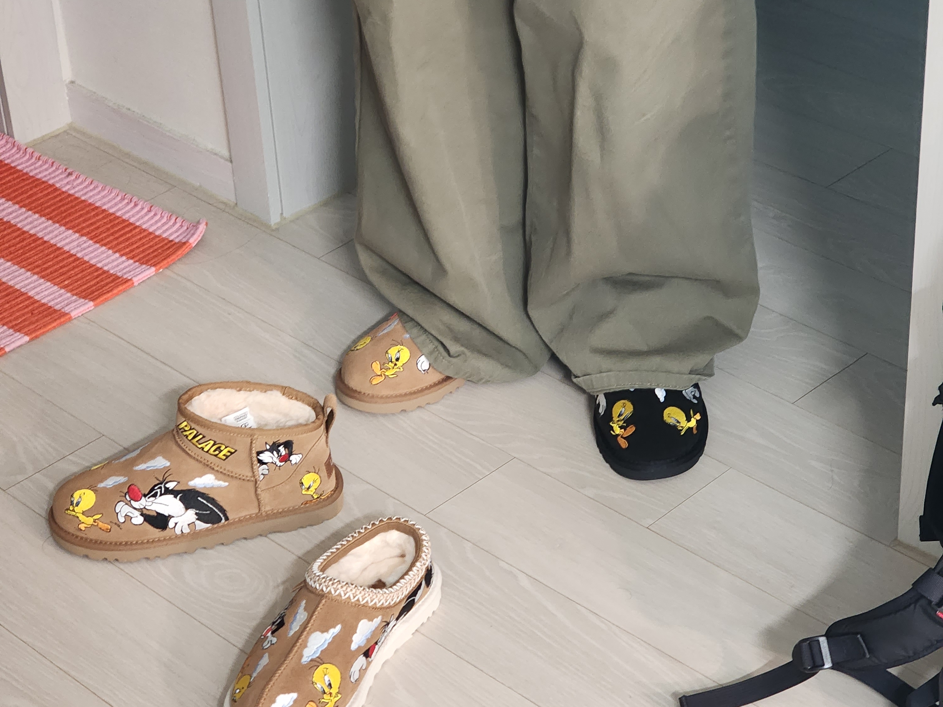 UGG x Palace x Looney Tunes Ultra Mini Boot Chestnut, UGG x Palace x Looney Tunes Ultra Mini Boot Black 착용 스타일 - 3