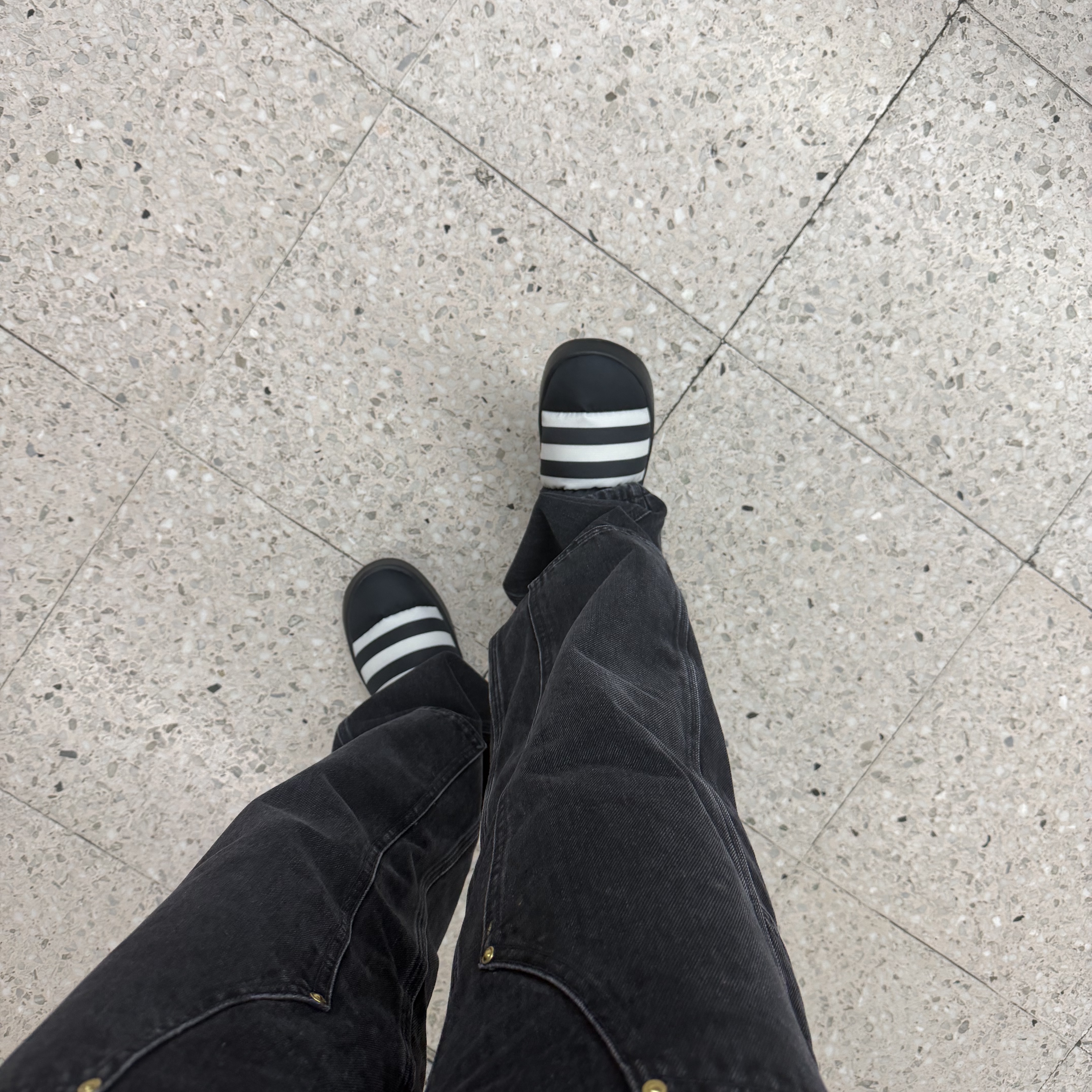 Adidas Puffylette Core Black 착용 스타일