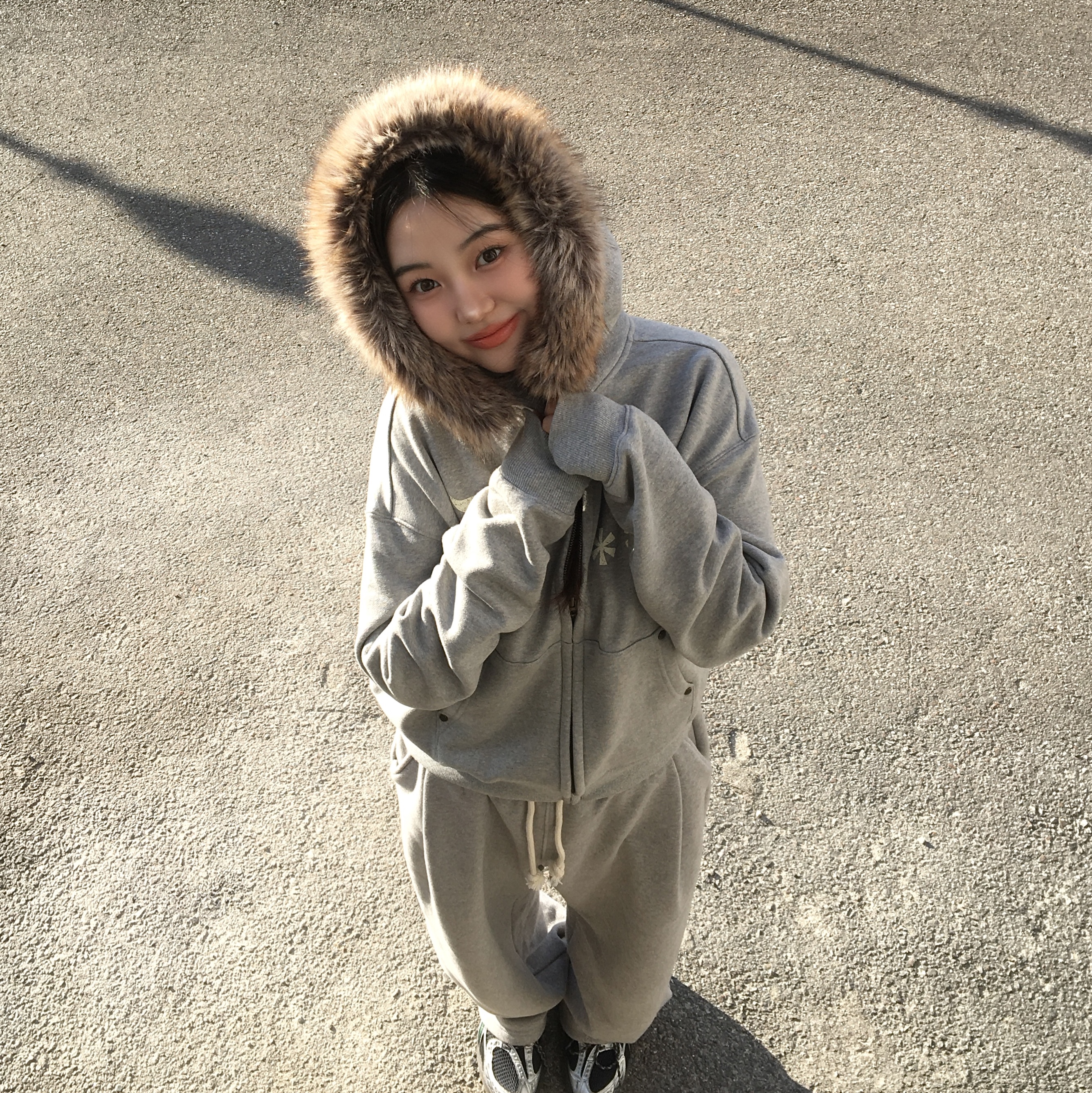 AMOU Fur Hoodie Zip Up Gray, AMOU Fur Hoodie Zip Up Black 착용 스타일 - 1
