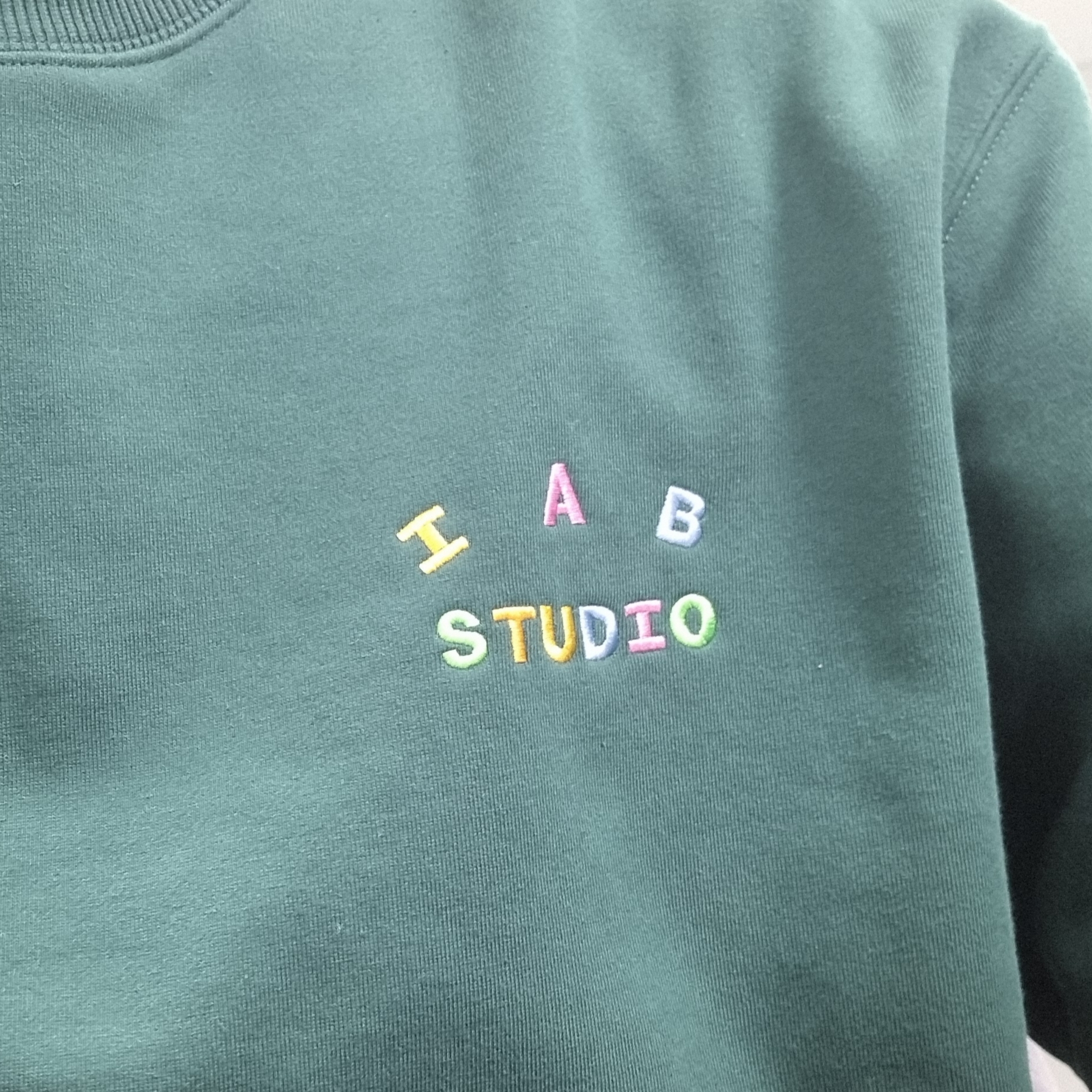 IAB Studio IAB Embroid Sweatshirt Green 착용 스타일