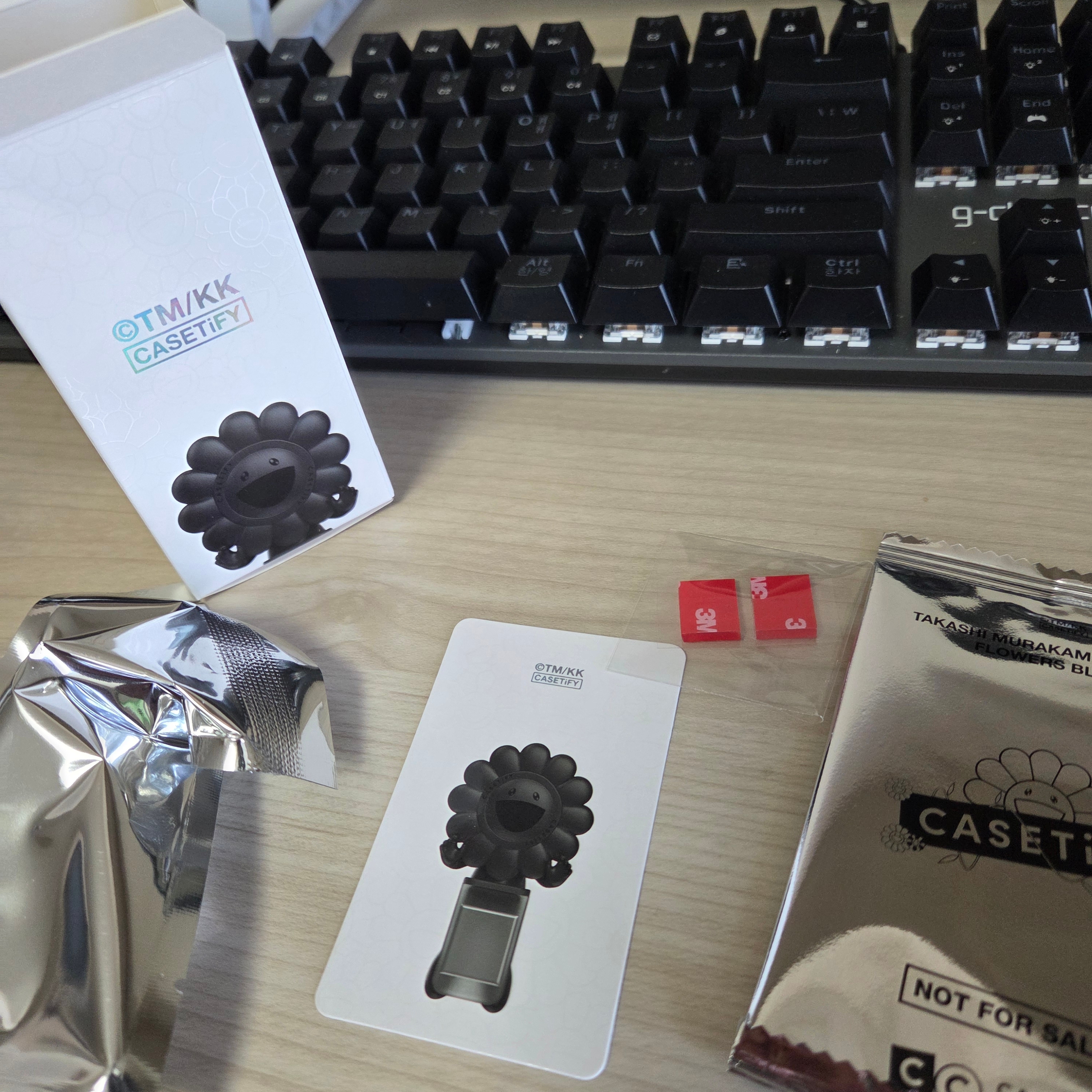 Casetify x Murakami Takashi Flowerian Dangler Sealed Case (1 Blind Box) 착용 스타일 - 2