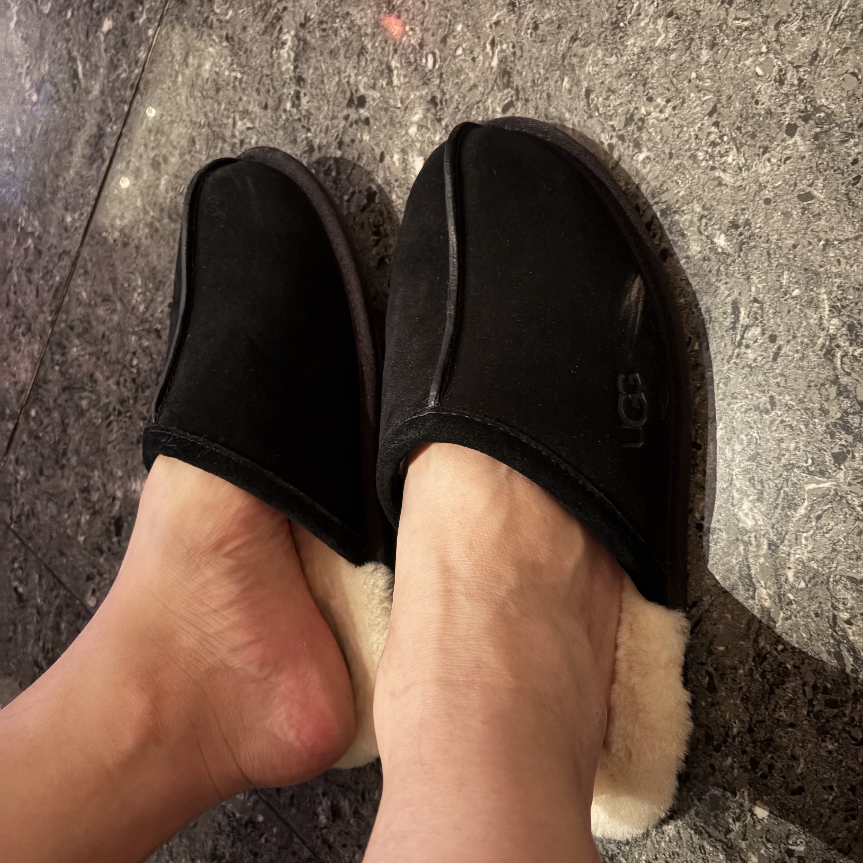 UGG Scuff Slipper Black 착용 스타일 - 1