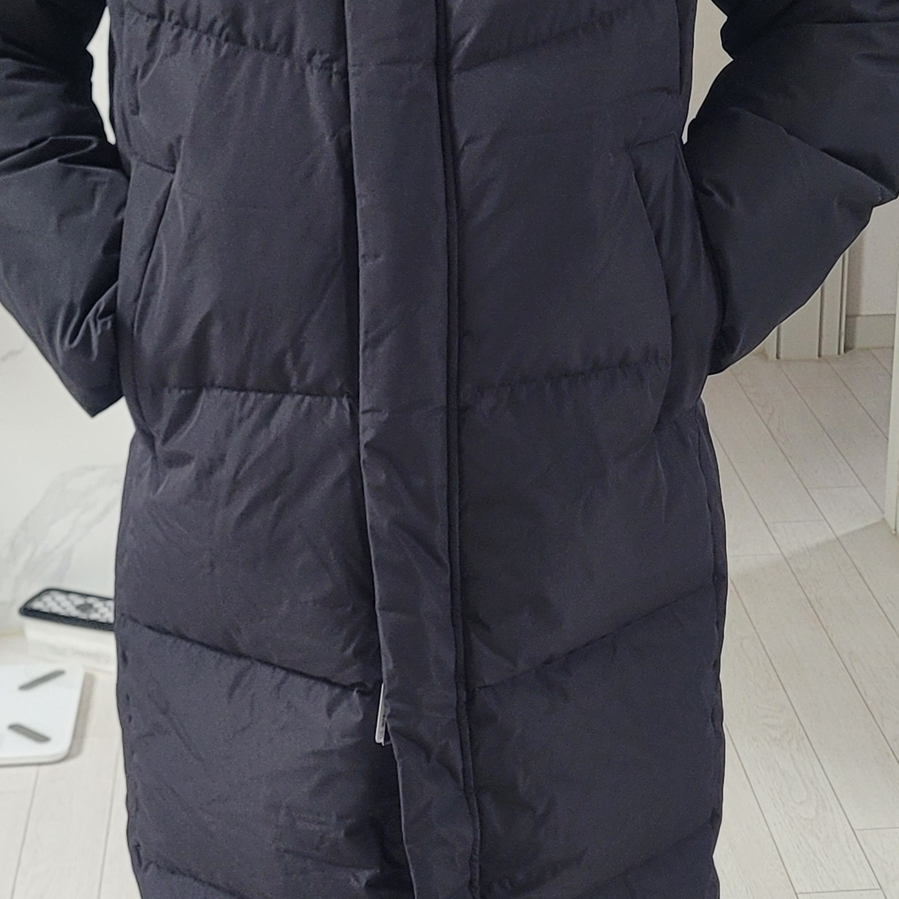 Descente 2024 Long Canon European Goose Down Black 착용 스타일