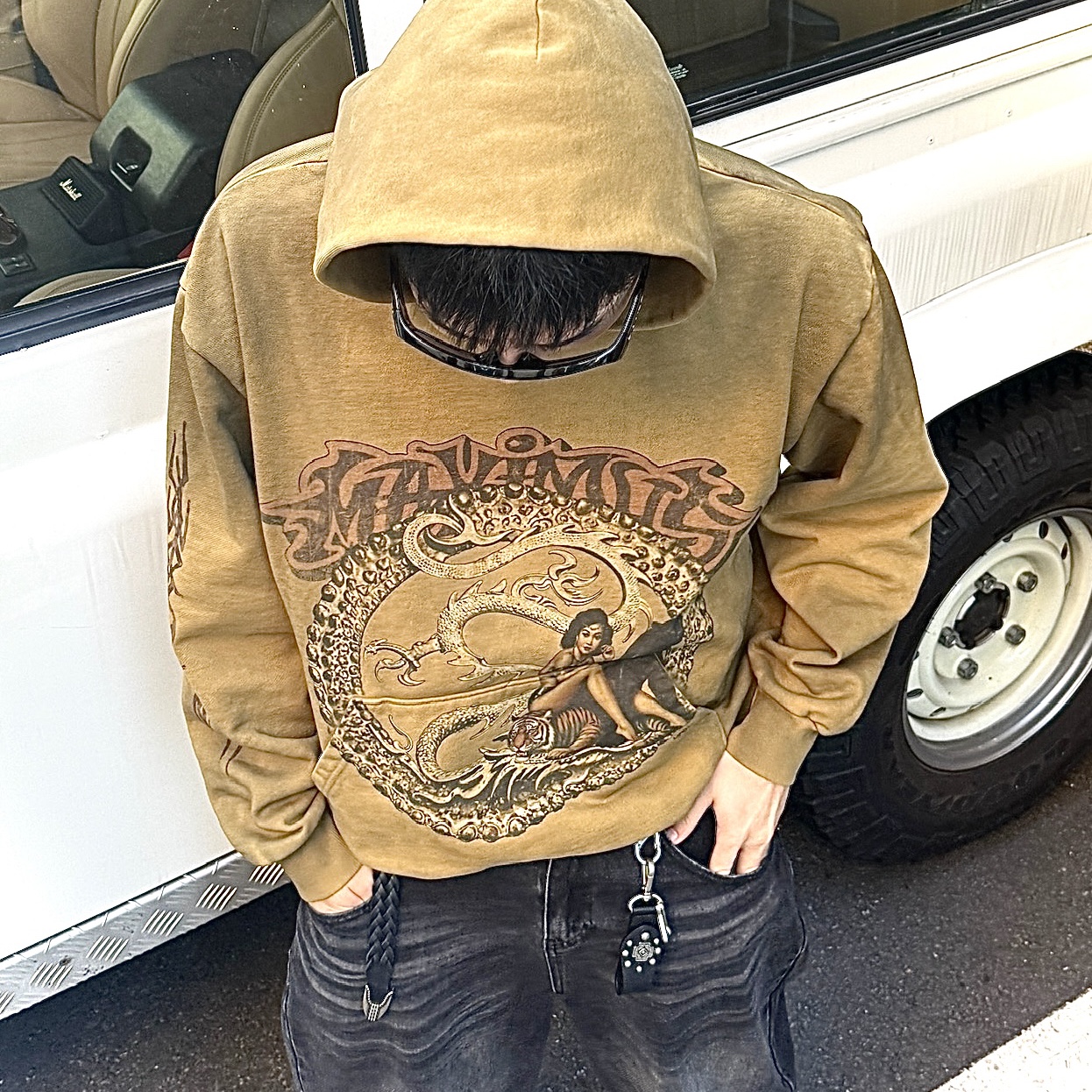 Travis Scott Circus Maximus Stadium Tour 25 Spray Hoodie Tan 착용 스타일 - 1