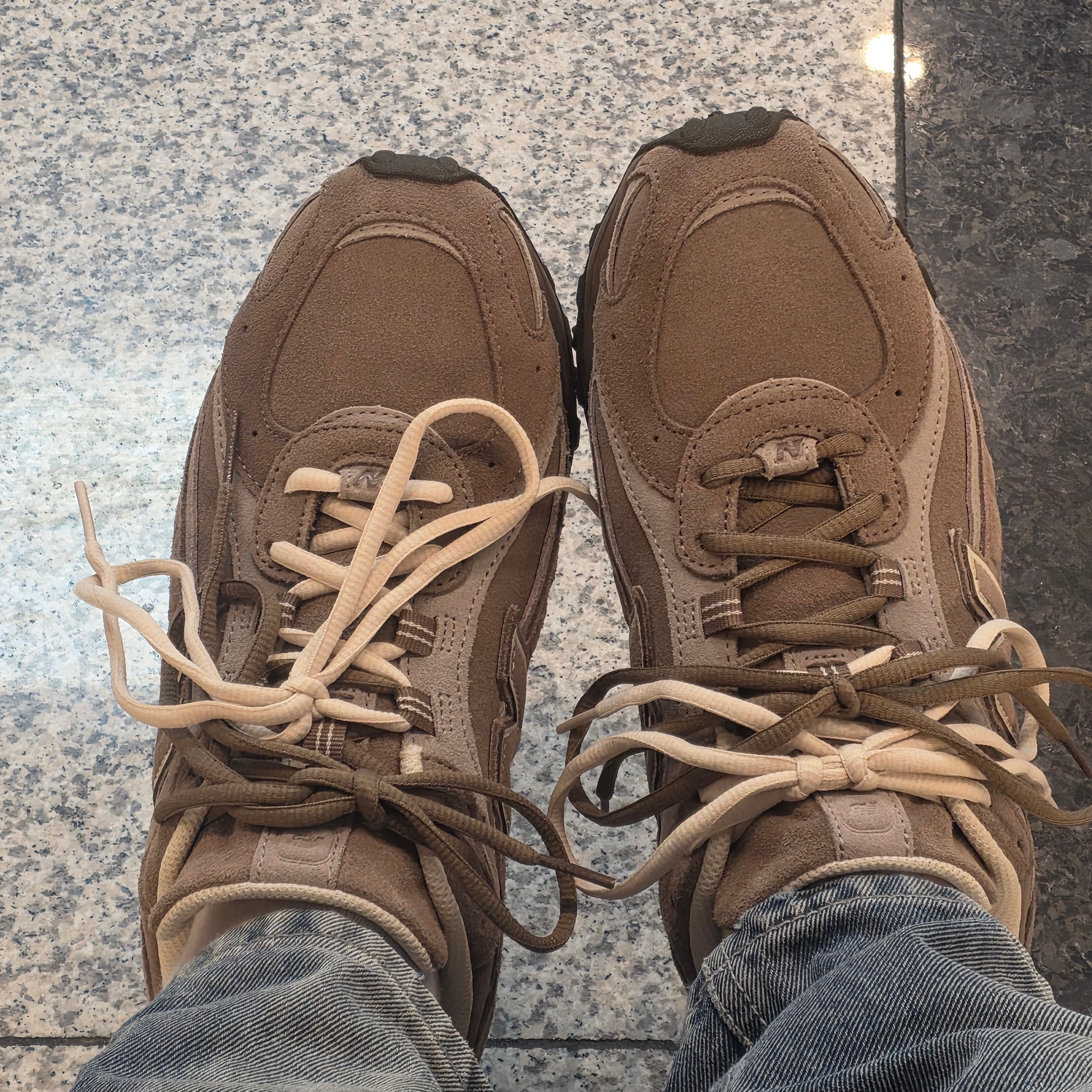 New Balance 204L Suede Mushroom Arid Stone 착용 스타일 - 1