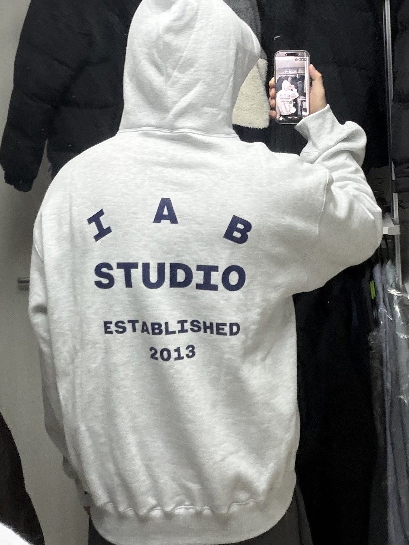 IAB Studio 25 Hoodie Light Gray Navy 착용 스타일 - 2