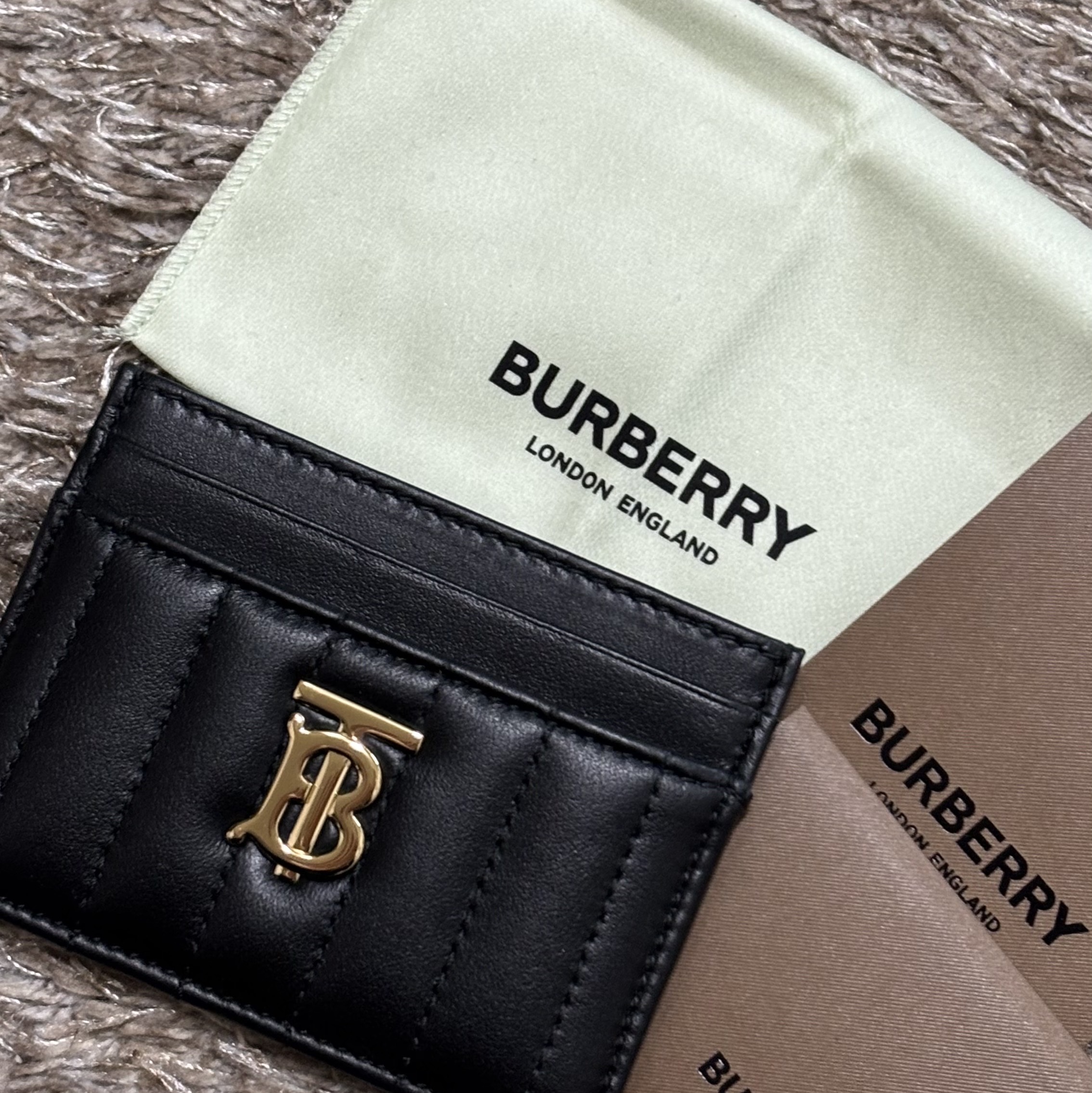 Burberry Quilted Leather Lola Card Case Black Light Gold 착용 스타일