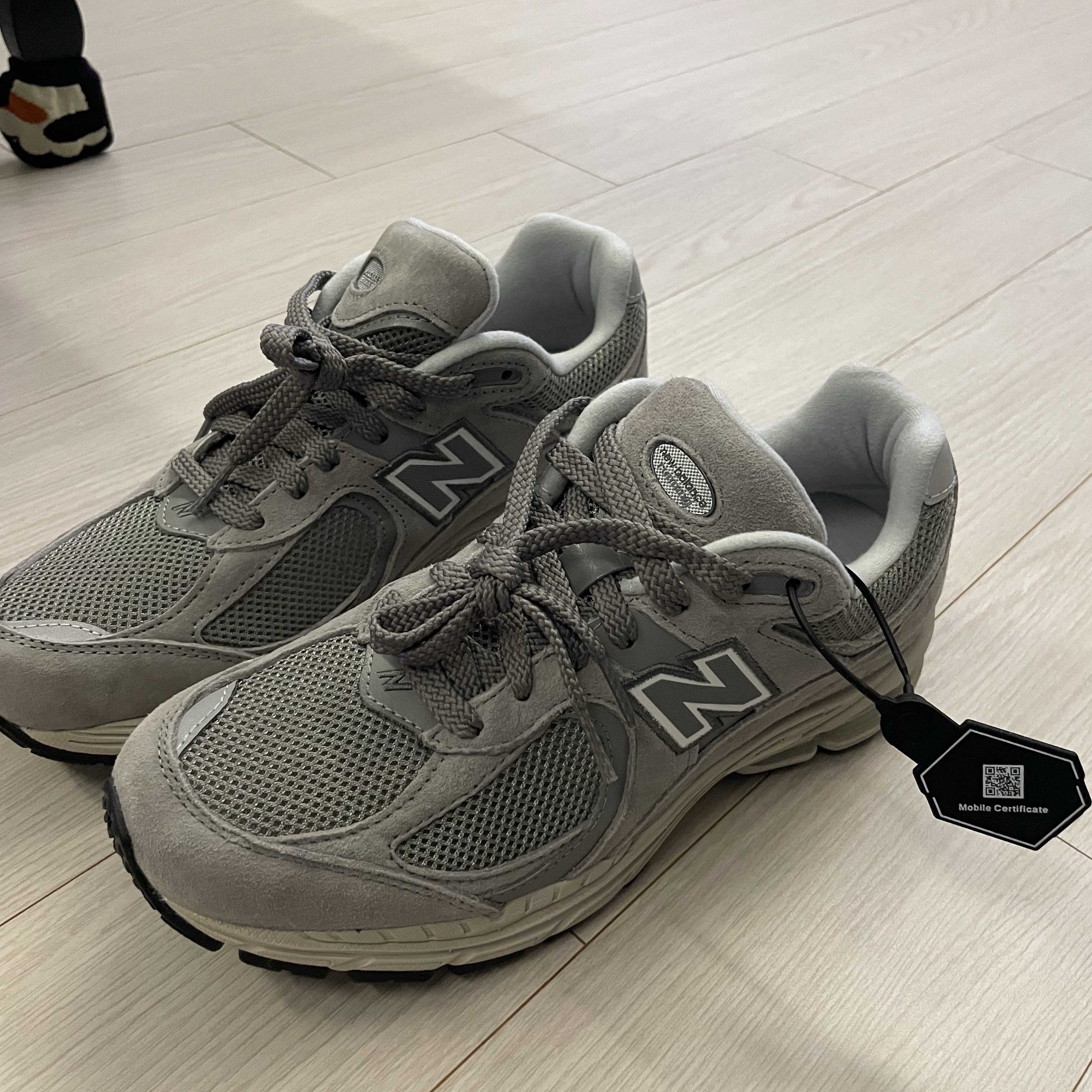 New Balance 2002R Grey 착용 스타일