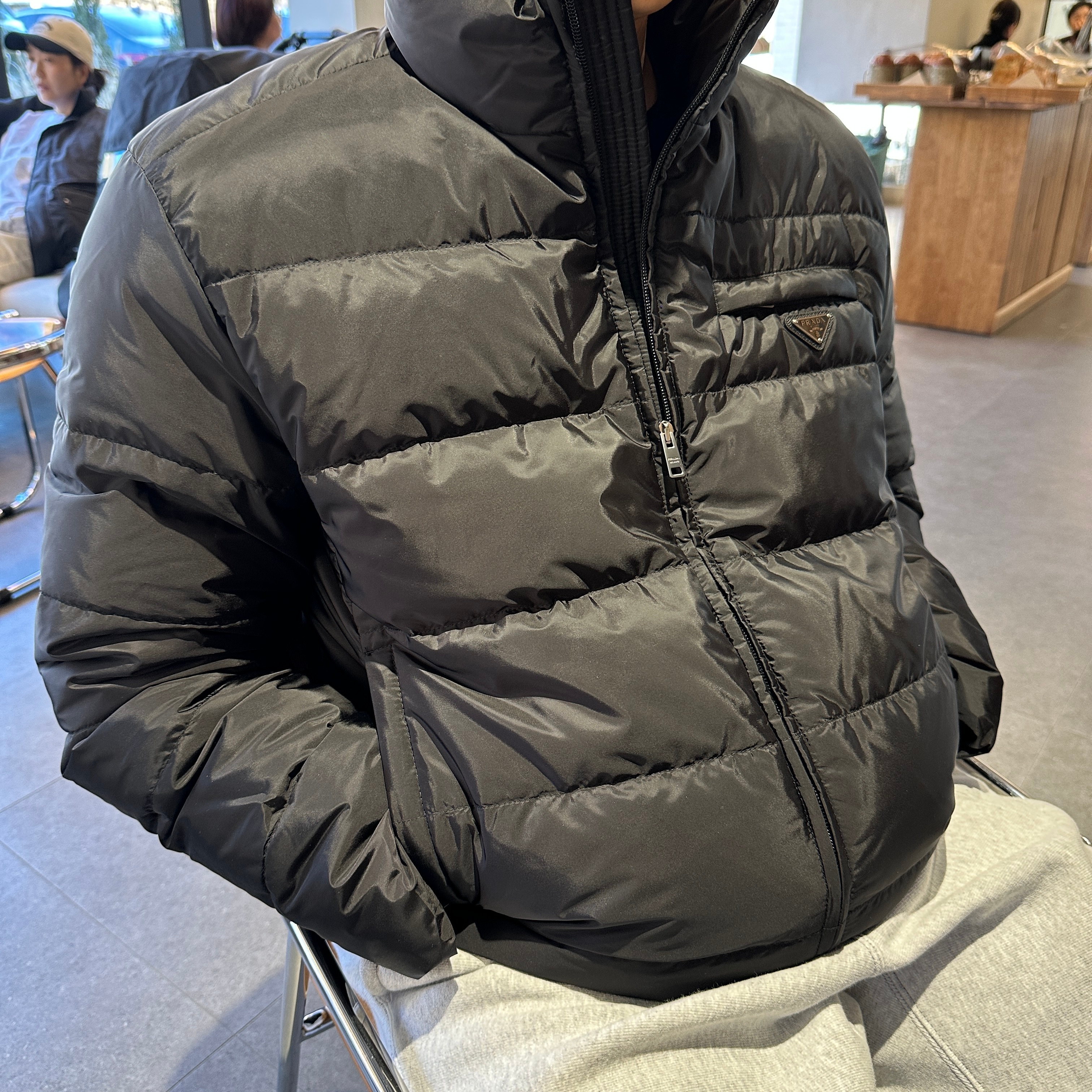 Prada Re-Nylon Down Jacket Black 착용 스타일 - 2
