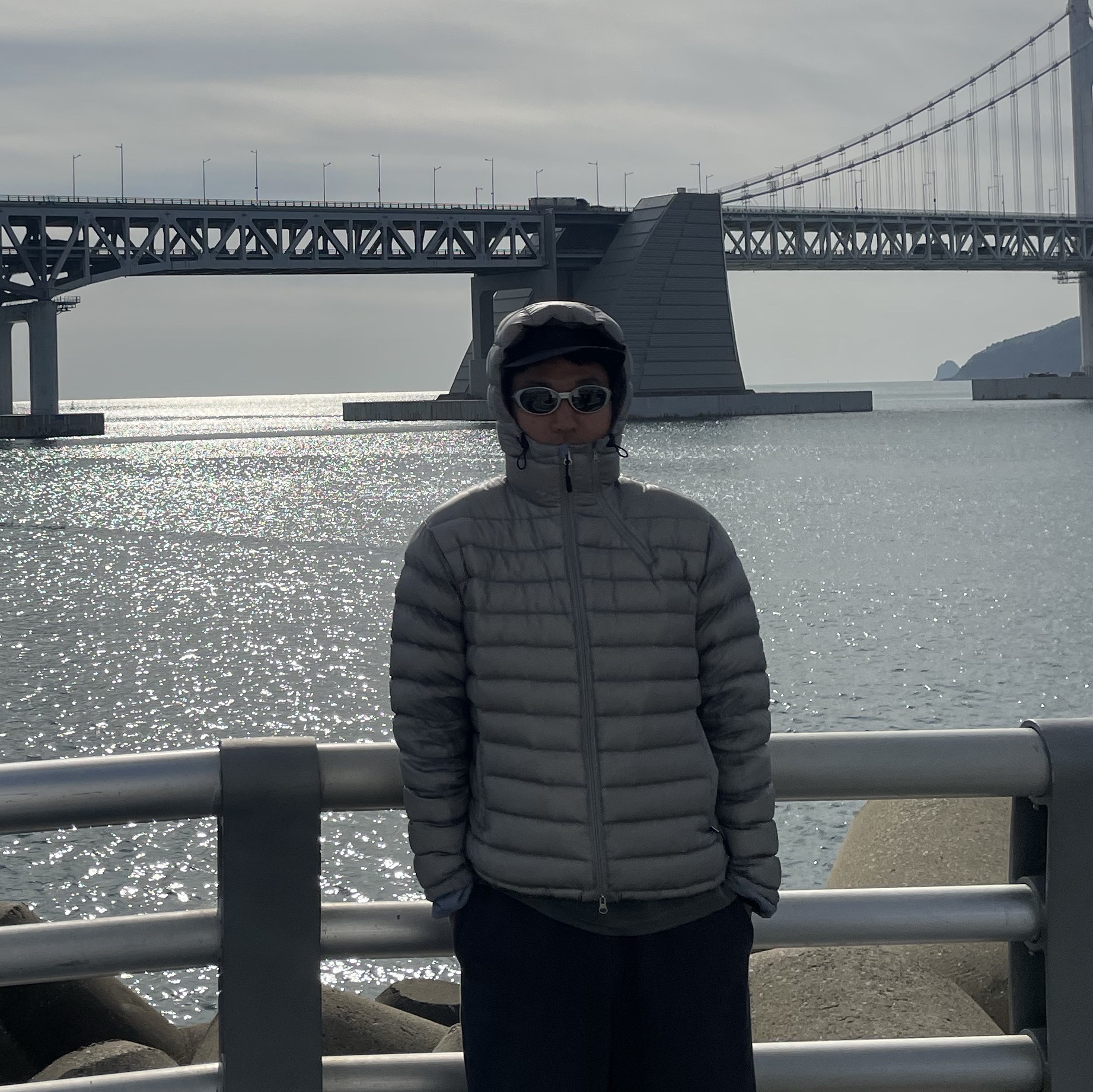 Sansan Gear Suffix Puffer Jacket Grey - 22FW, Oakley Eye Jacket Redux Silver Frame Prizm Black Polarized Lenses High Bridge Fit 착용 스타일