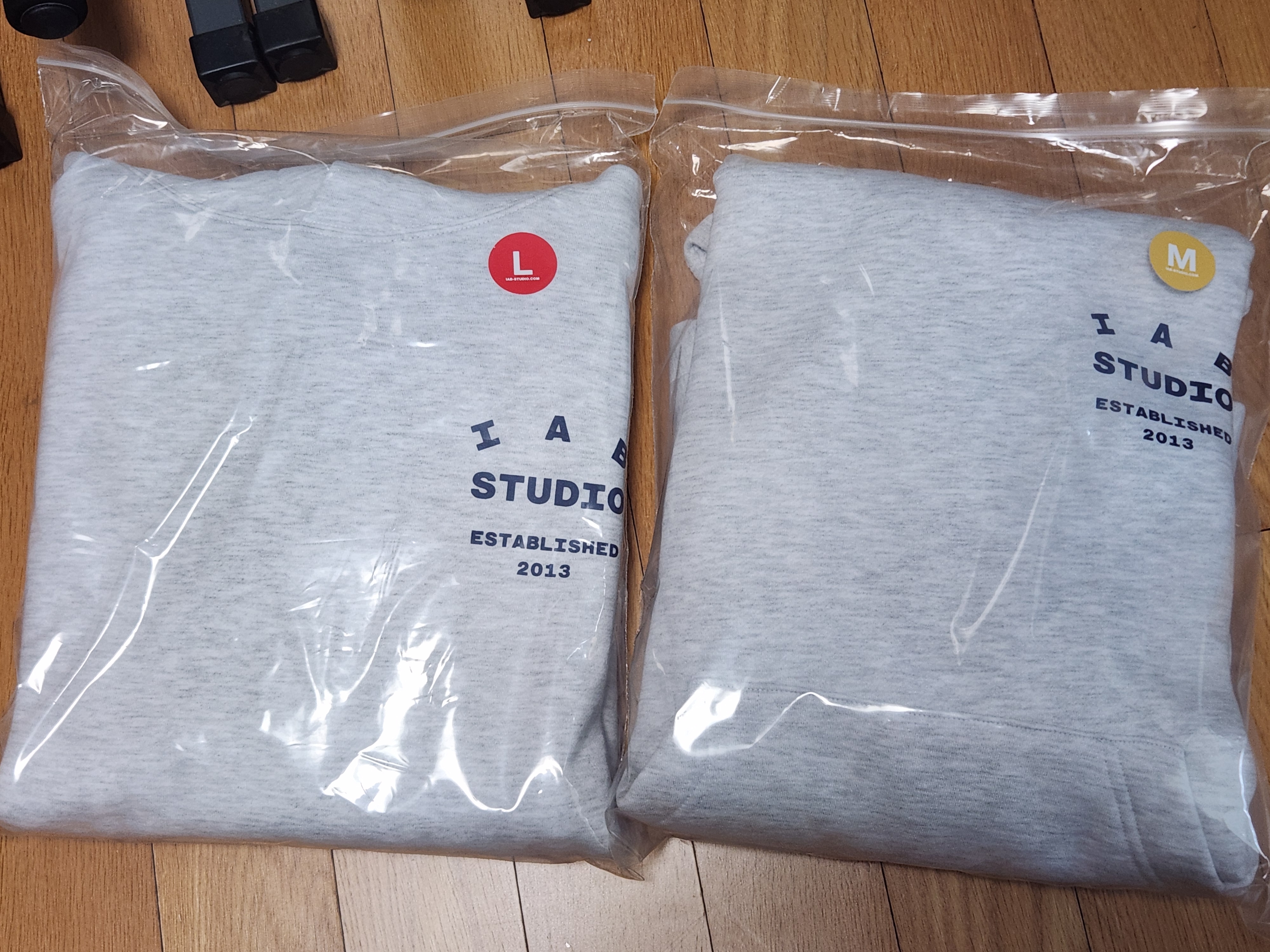 IAB Studio 25 Hoodie Light Gray Navy 착용 스타일