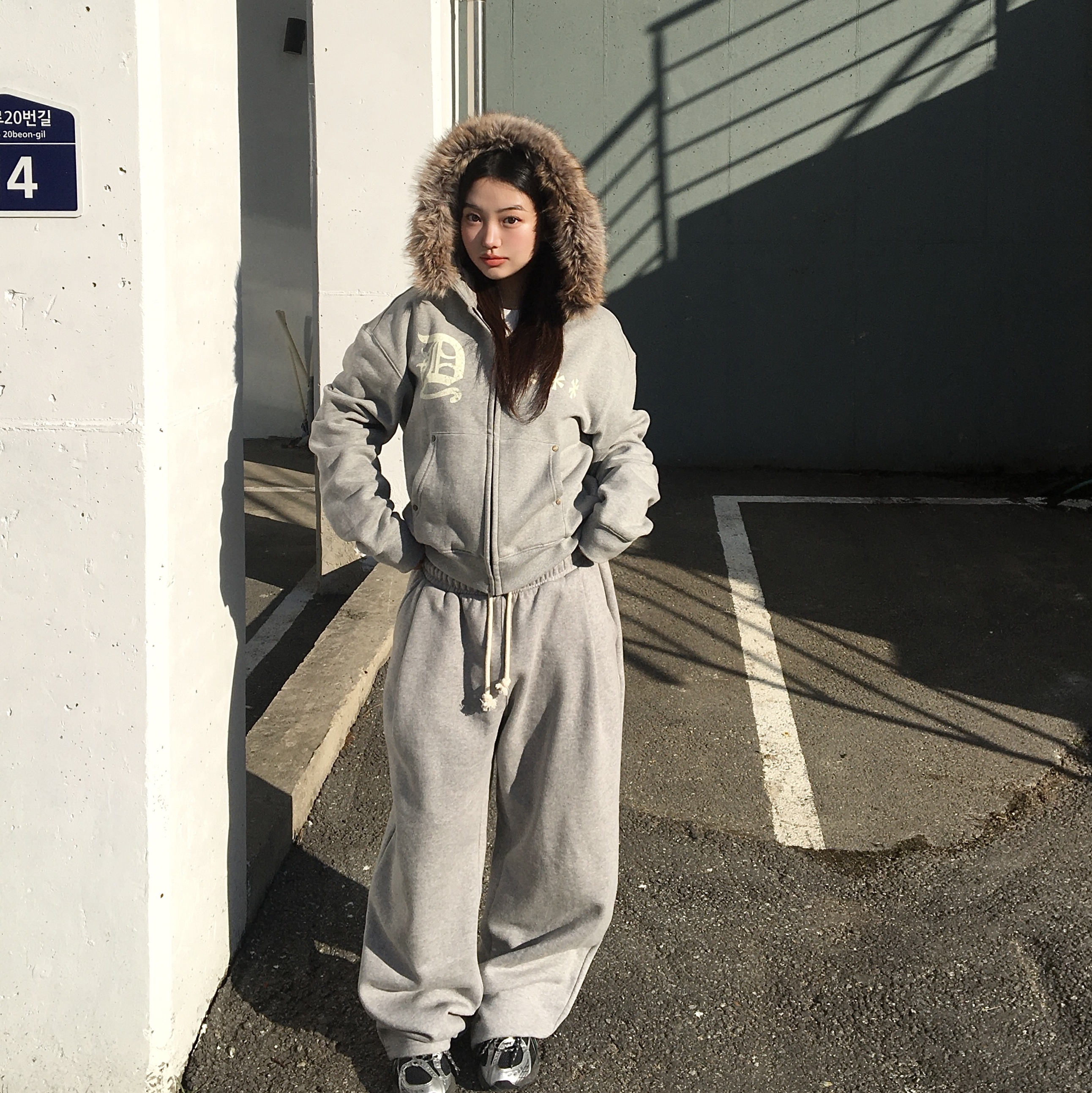 AMOU Fur Hoodie Zip Up Gray, AMOU Fur Hoodie Zip Up Black 착용 스타일 - 3