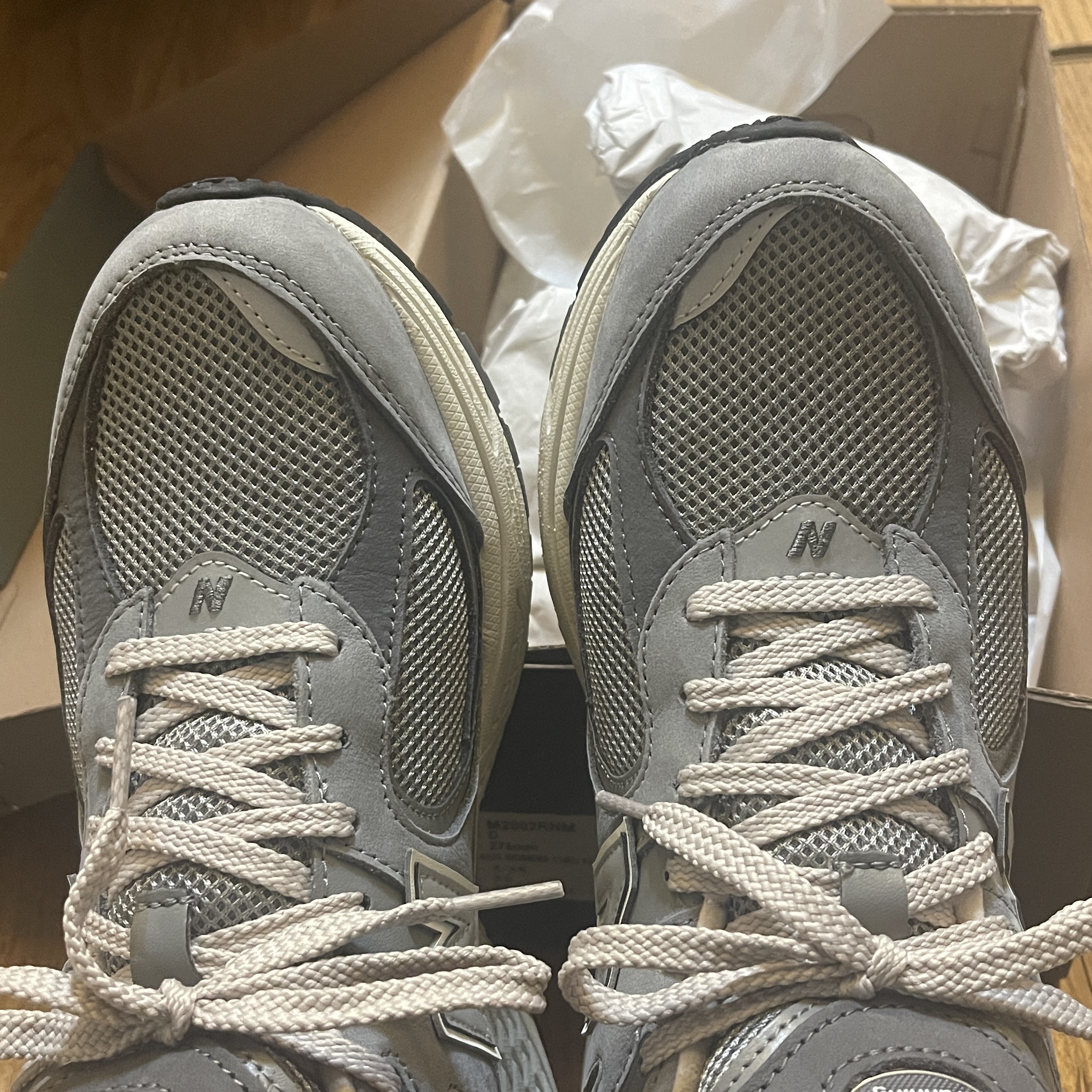 New Balance 2002R Premium Vintage Grey 착용 스타일