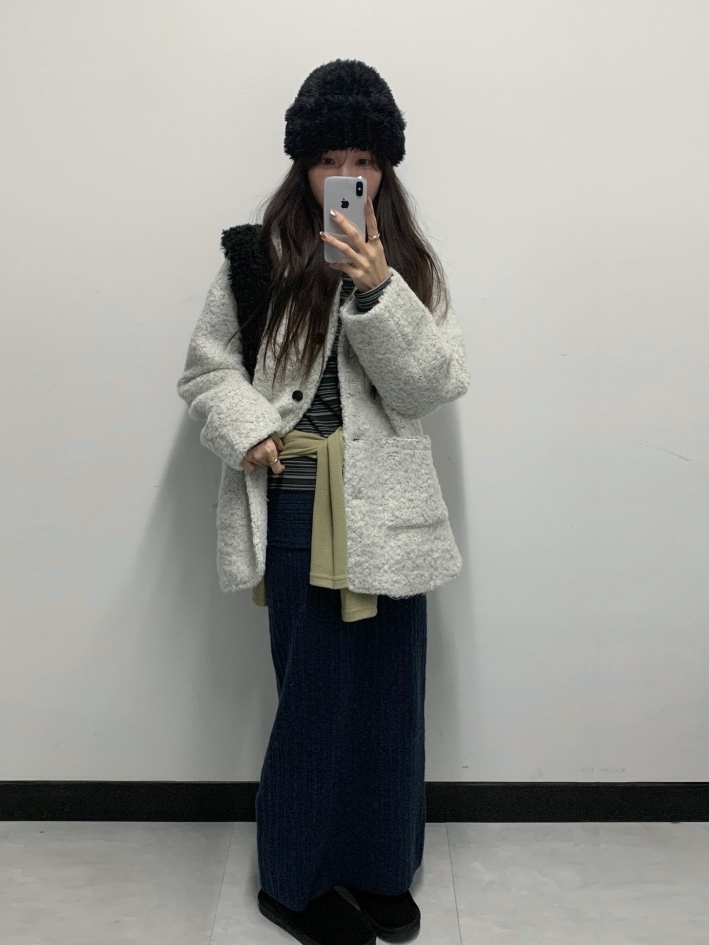 (W) UGG Classic Mini II Boots Black 착용 스타일 - 1