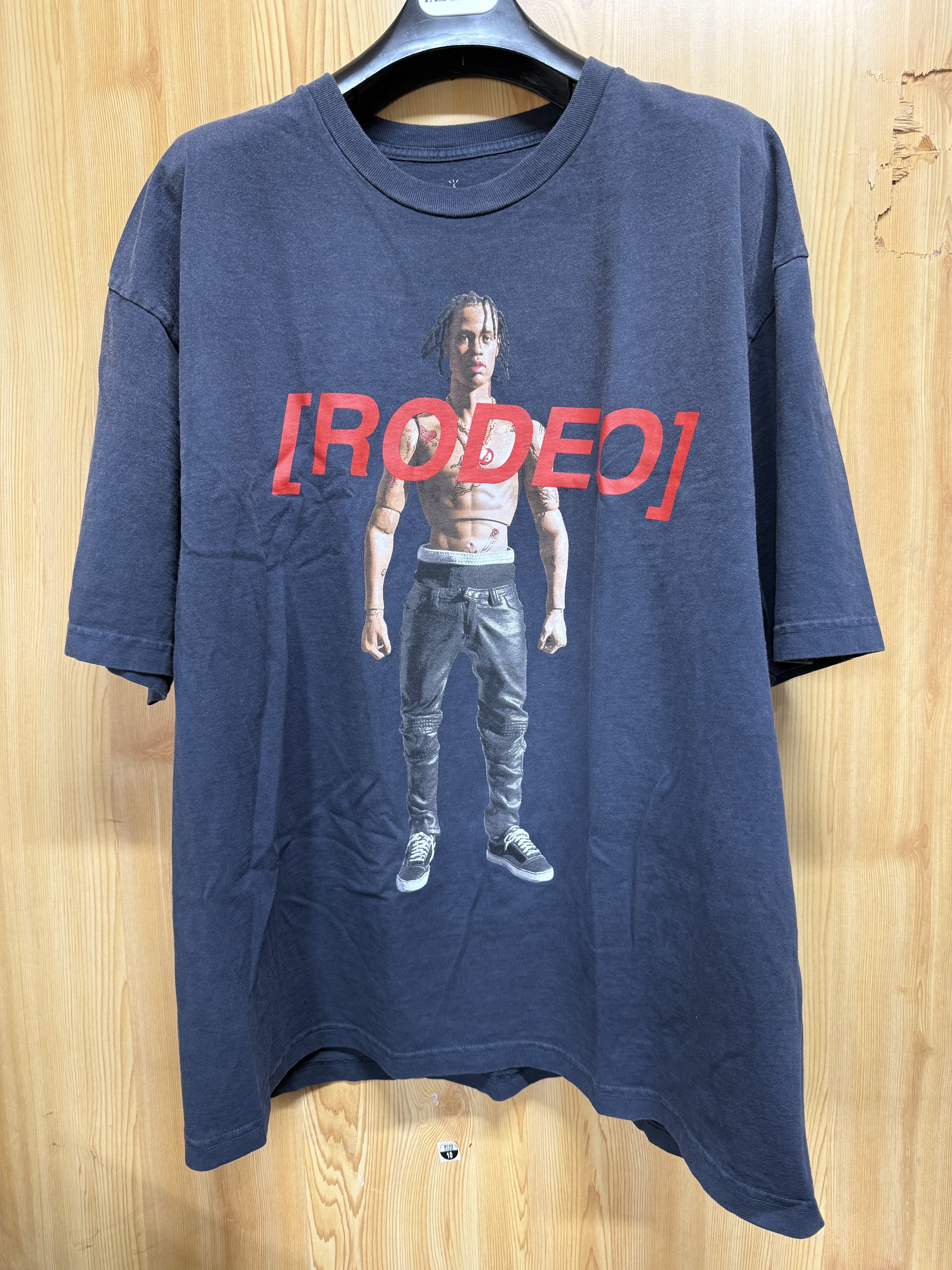 Travis Scott Rodeo 10 Years Action Figure T-Shirt Black 착용 스타일 - 1