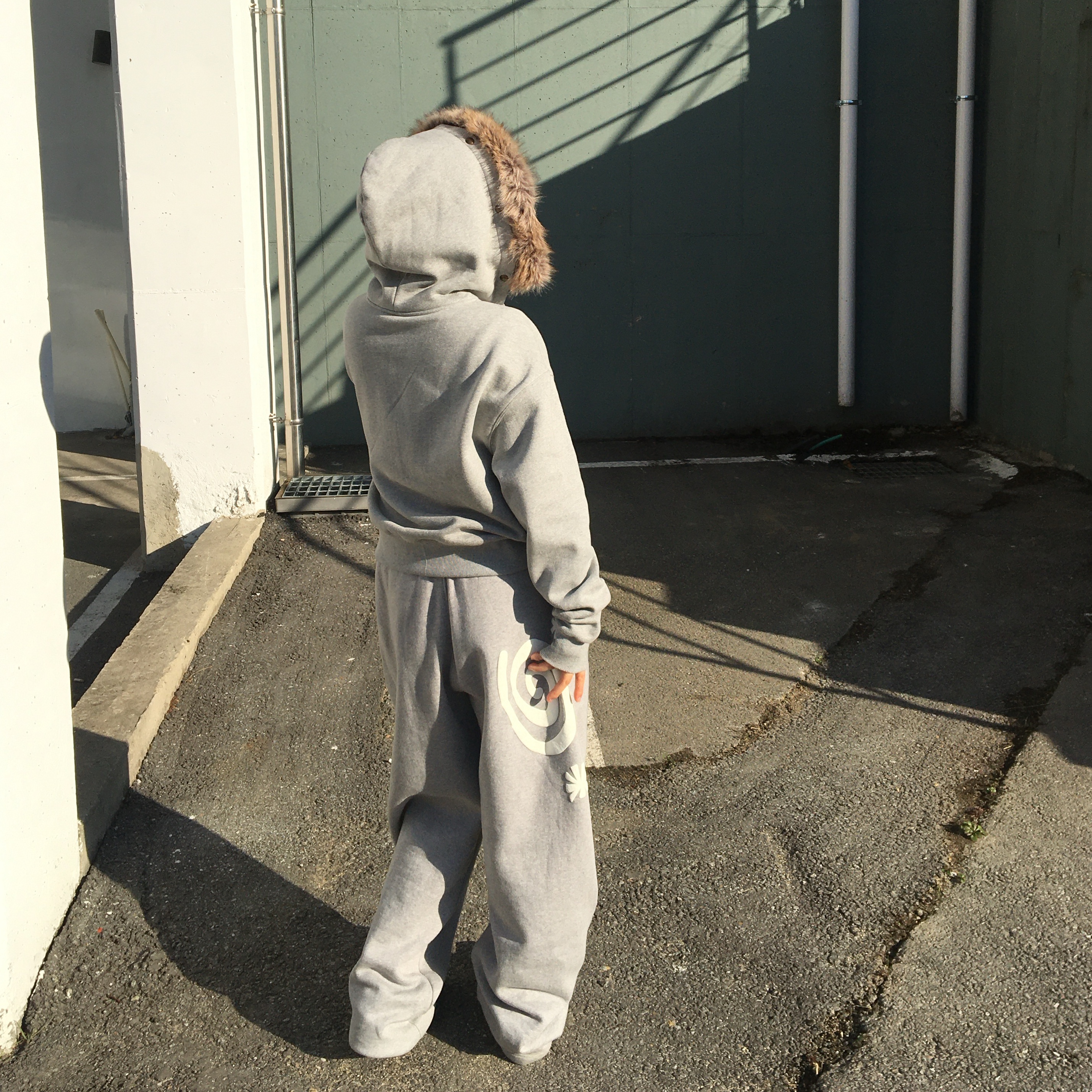 AMOU Fur Hoodie Zip Up Gray, AMOU Fur Hoodie Zip Up Black 착용 스타일 - 5