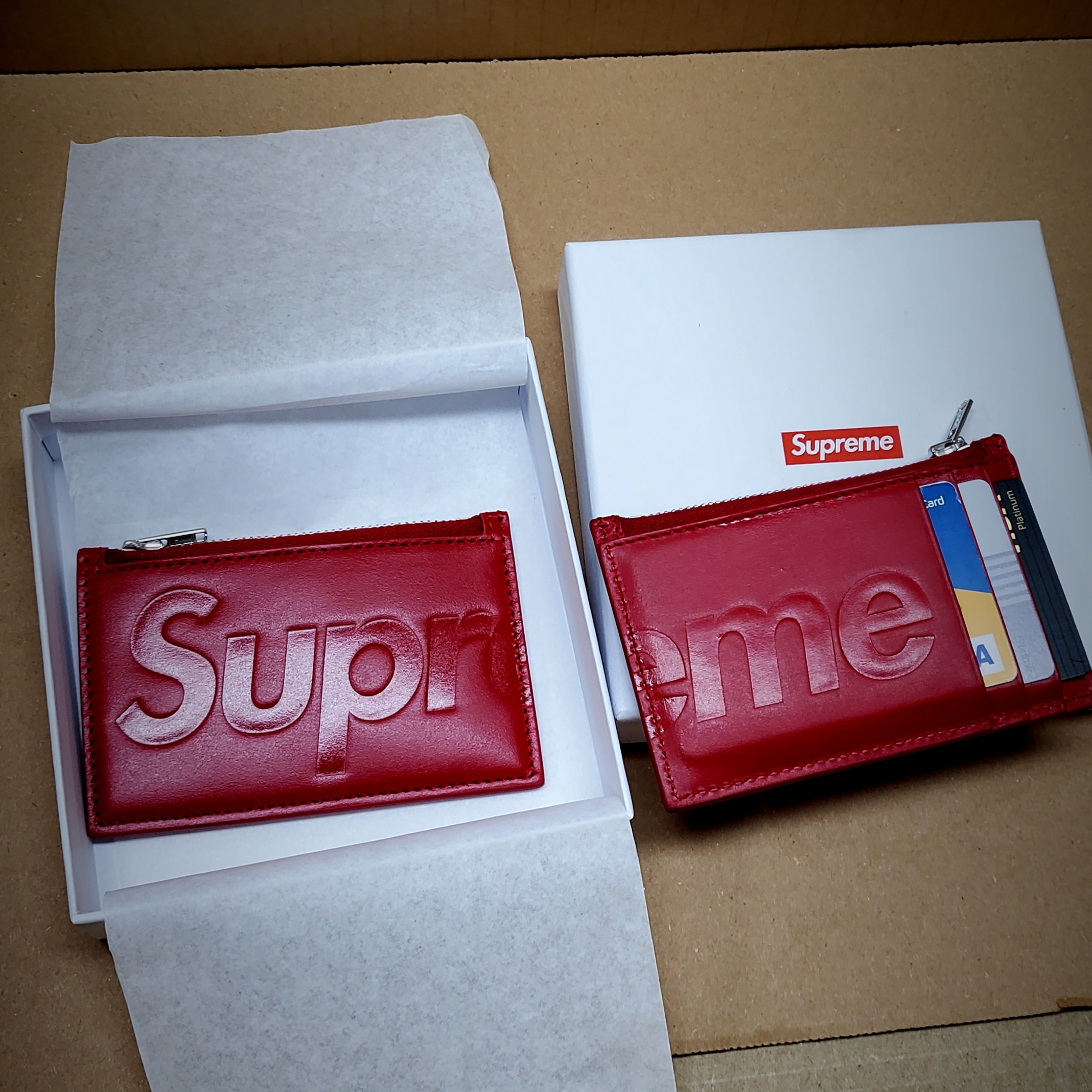 Supreme Leather Zip Card Holder Red 착용 스타일