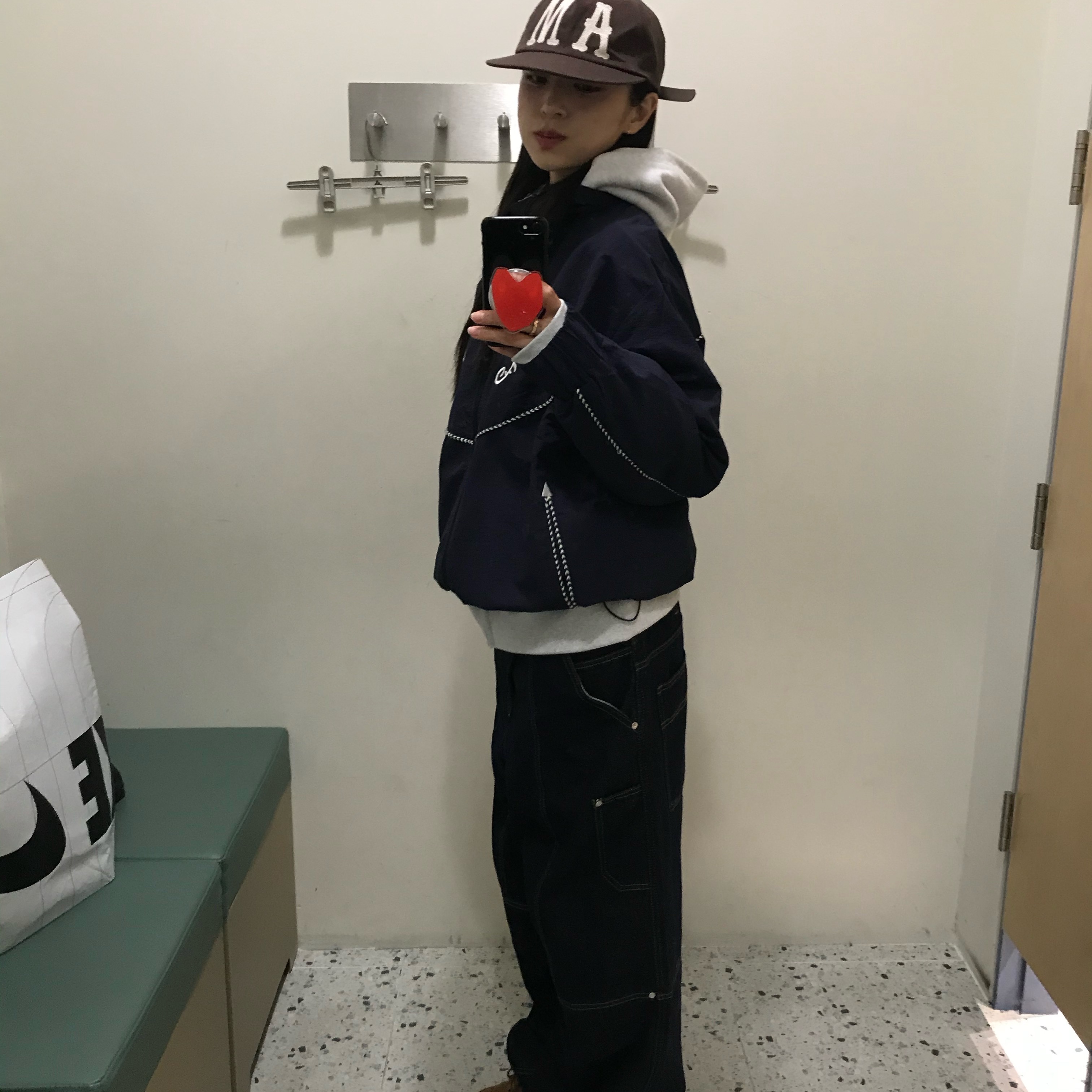 AMOU Square Star Hoodie Zip Up White Melange, AMOU Square Star Hoodie Zip Up Navy 착용 스타일 - 1