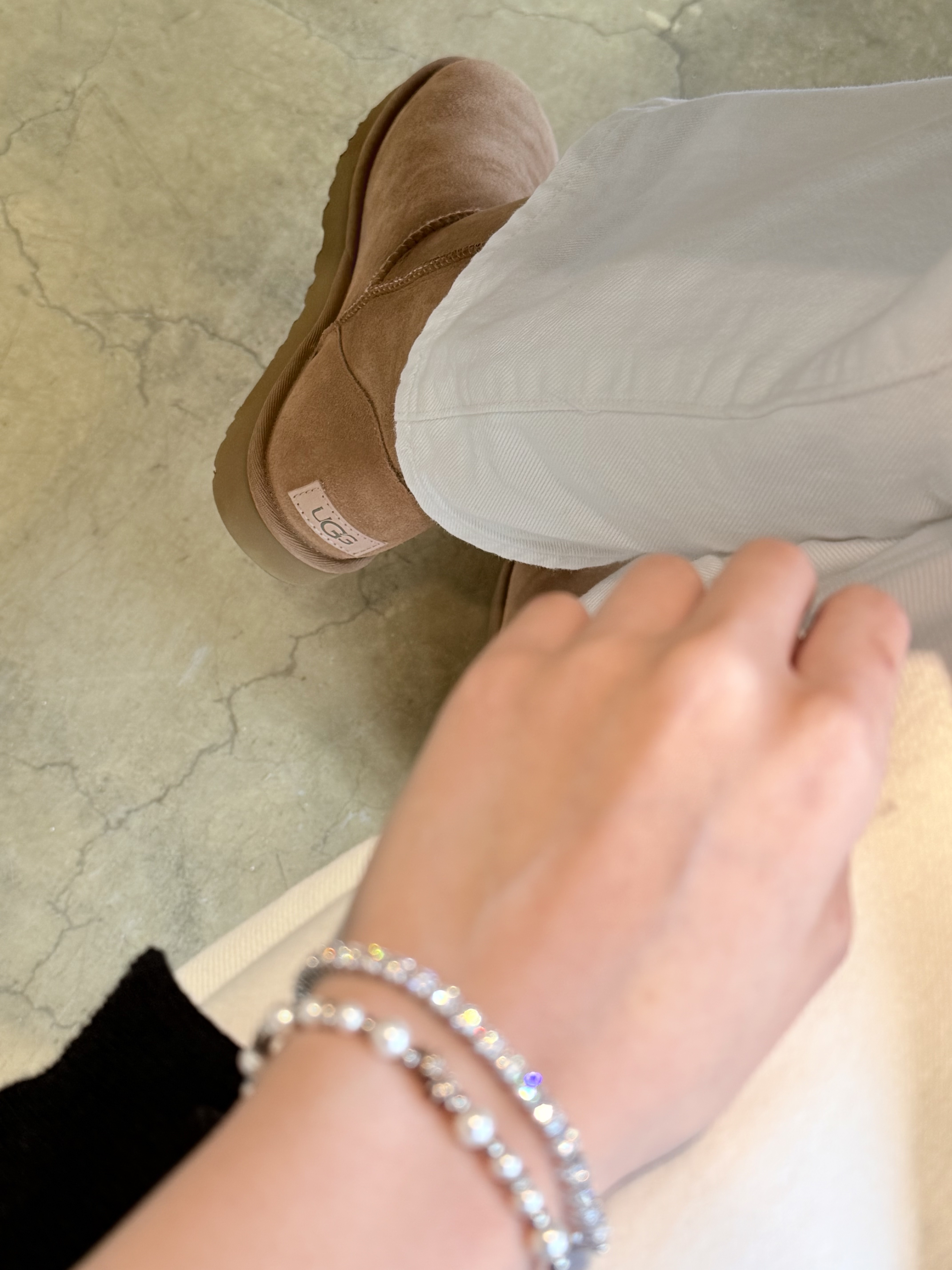 (W) UGG Classic Mini II Boots Chestnut, Scudo Snow White Ice Pearl Beads Bracelet 착용 스타일 - 1
