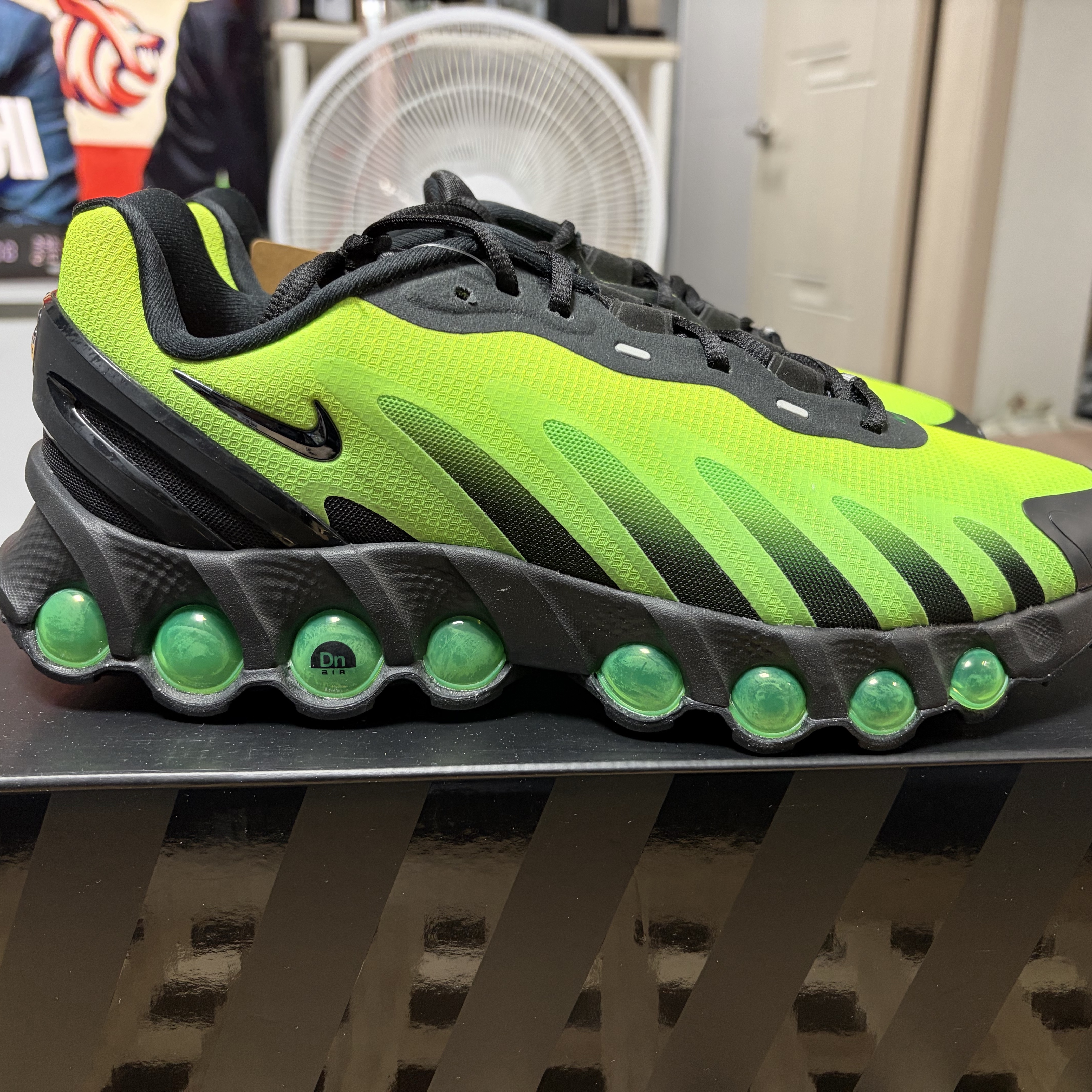 Nike Air Max Dn8 Black Green Strike 착용 스타일 - 3