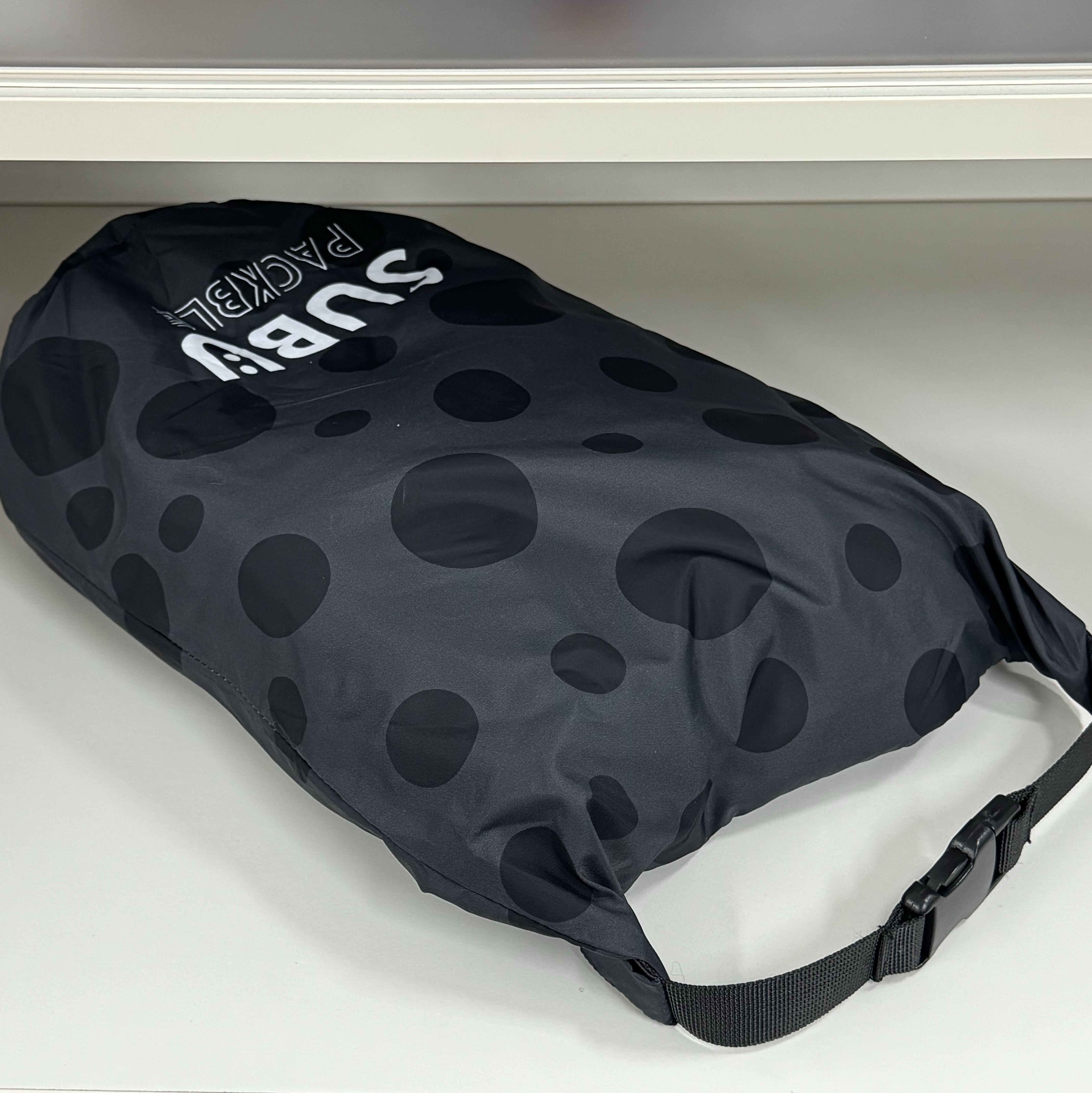 Subu Packable Exclusive Charcoal Snow Dot 착용 스타일 - 3
