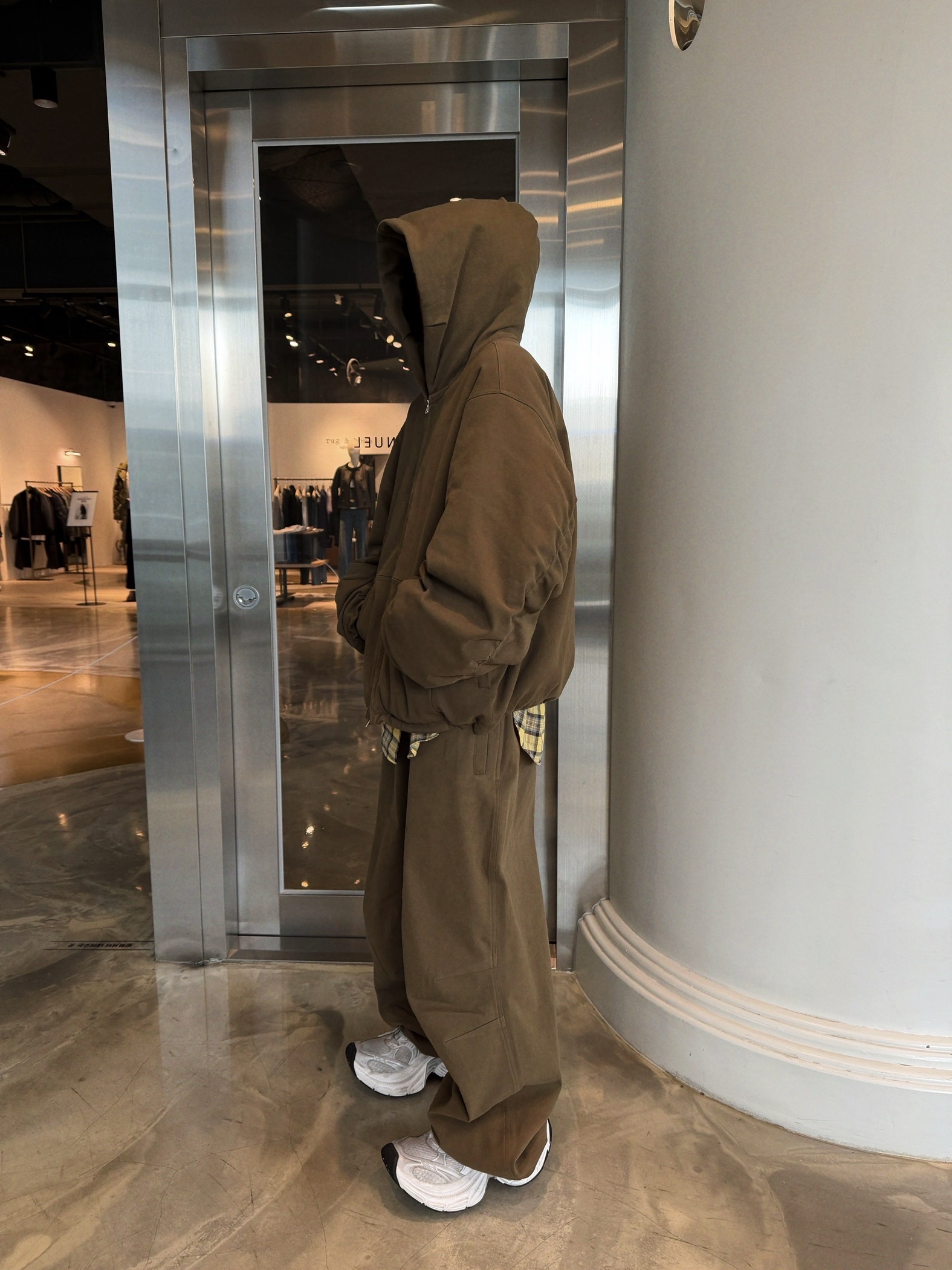 Nonnod Moleskin Shirring Bomber Khaki Brown, Nonnod Moleskin Track Pants Khaki Brown 착용 스타일 - 1