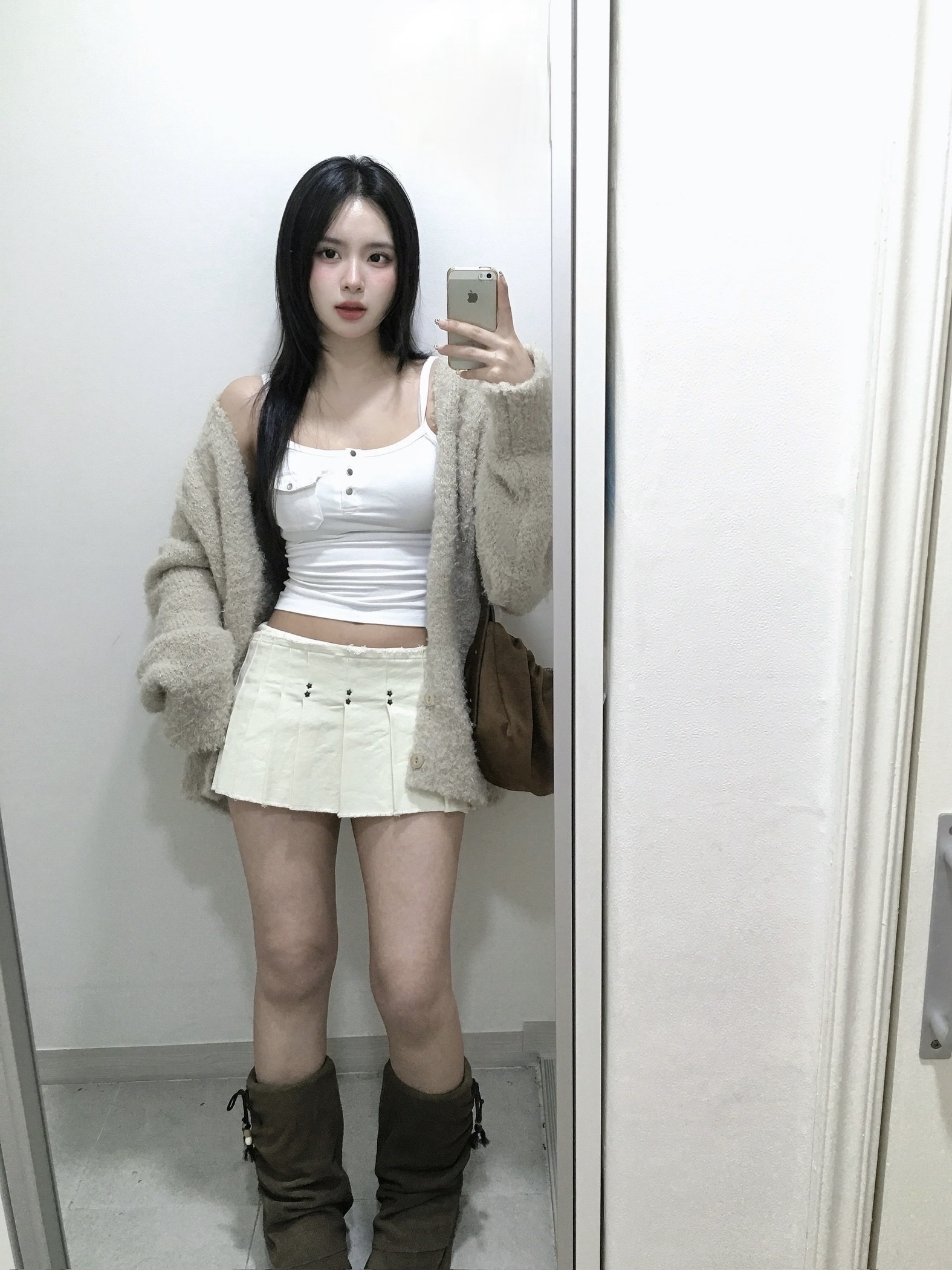 Bonnae Star Rivet Pleated Skort Ivory 착용 스타일