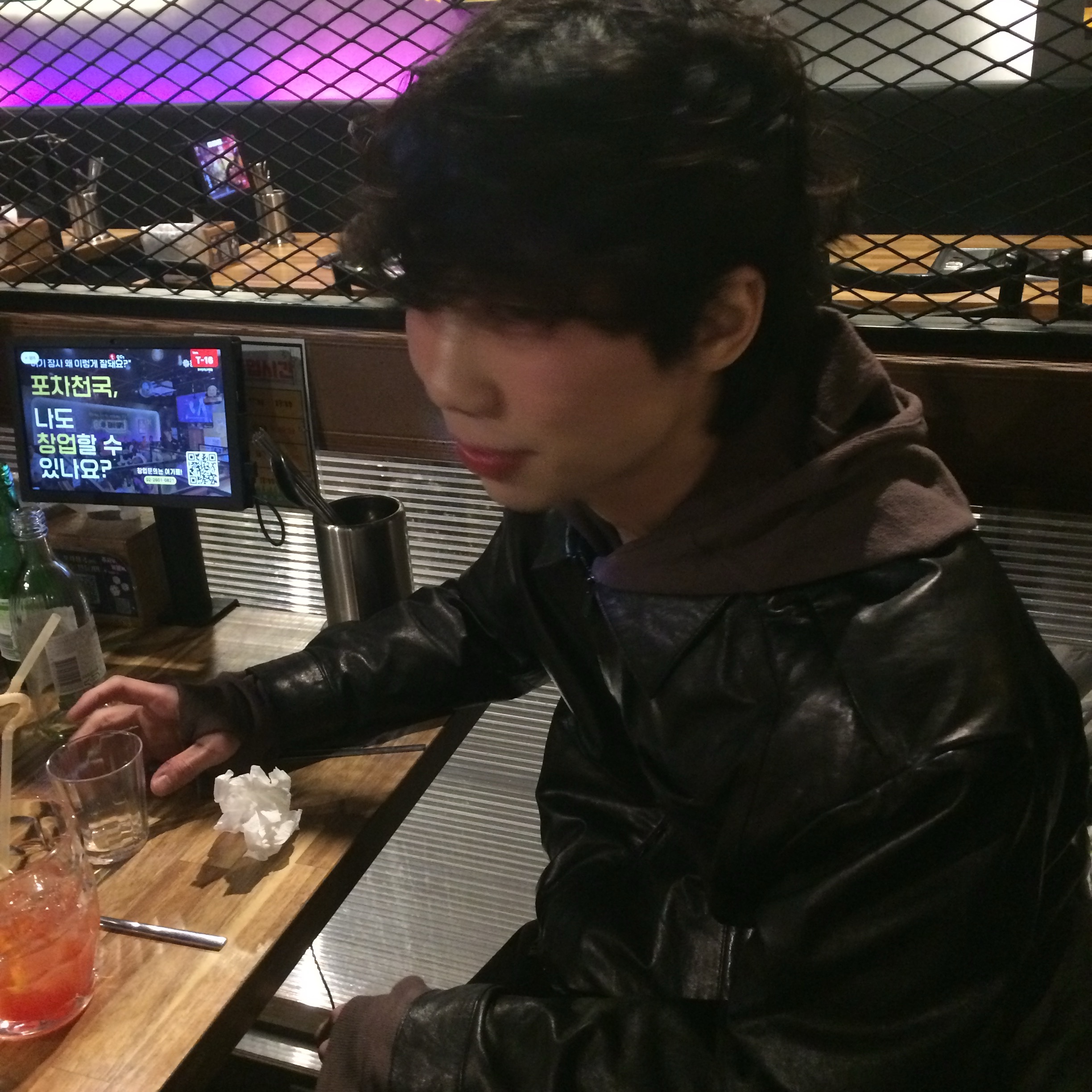 Hatchingroom Stitched Volume Leather Jacket Lamb Skin Black, Hatchingroom Layer Base Hoodie Mud Brown 착용 스타일 - 1