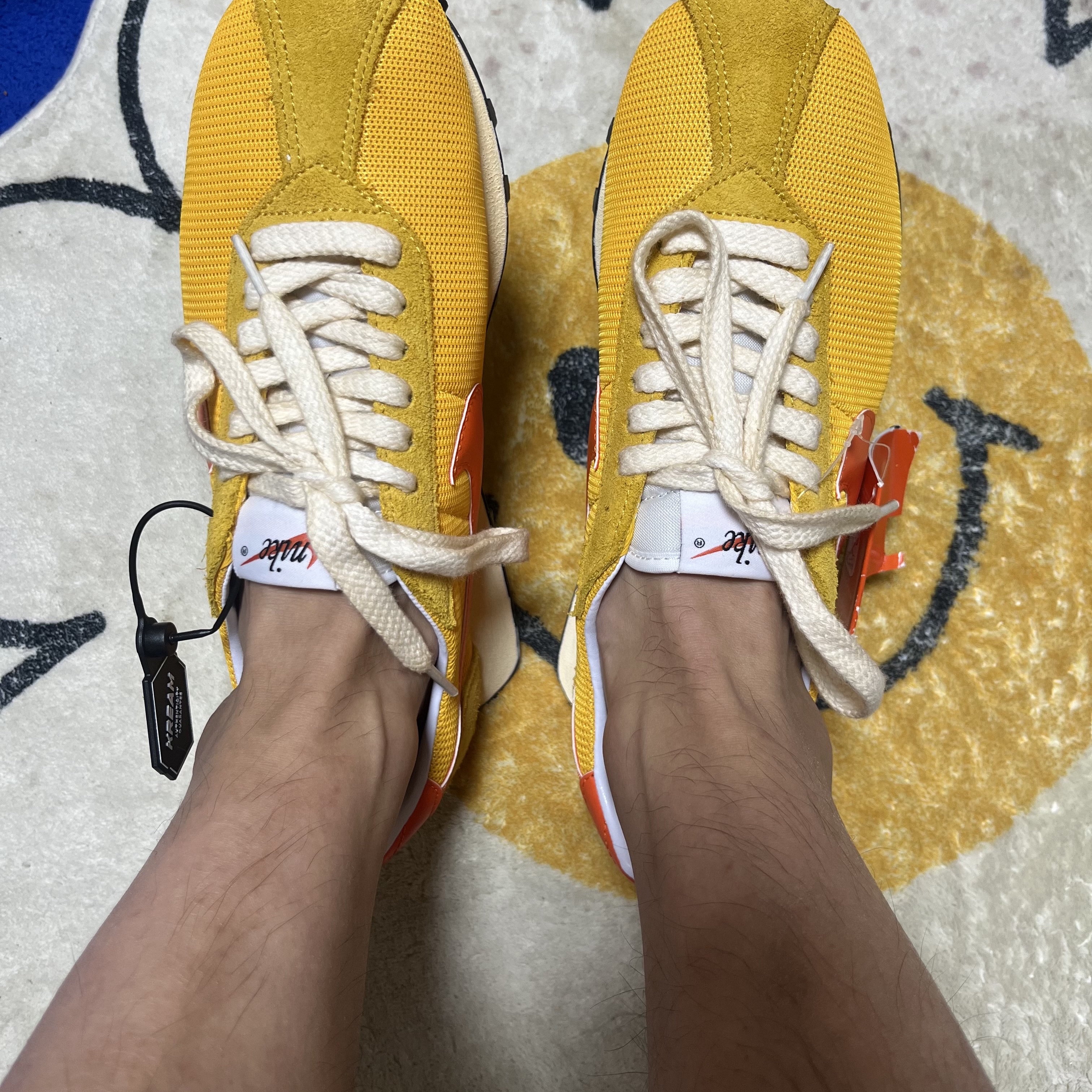 Nike LD-1000 SP University Gold and Safety Orange 착용 스타일
