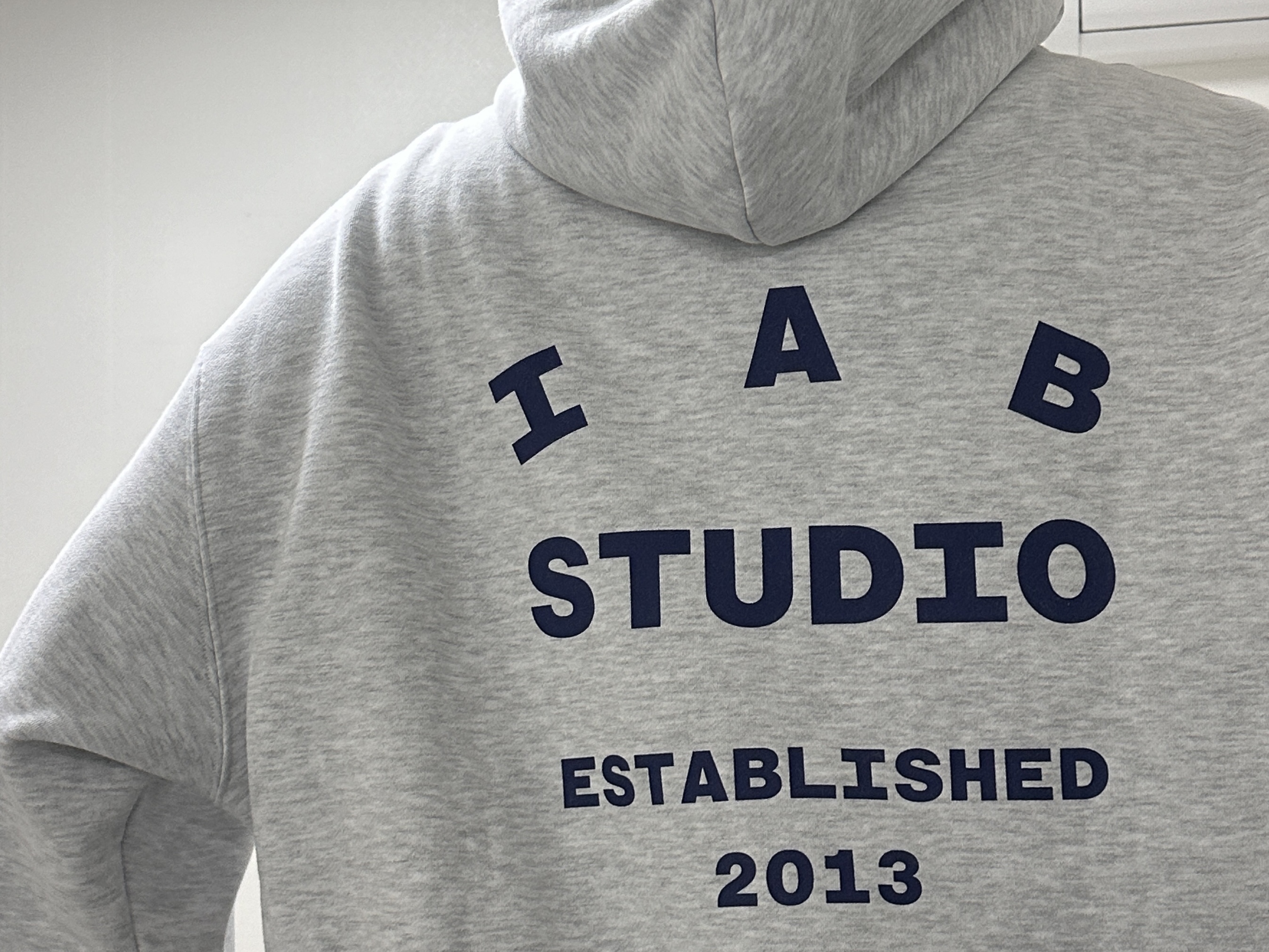 IAB Studio 25 Hoodie Light Gray Navy 착용 스타일 - 2