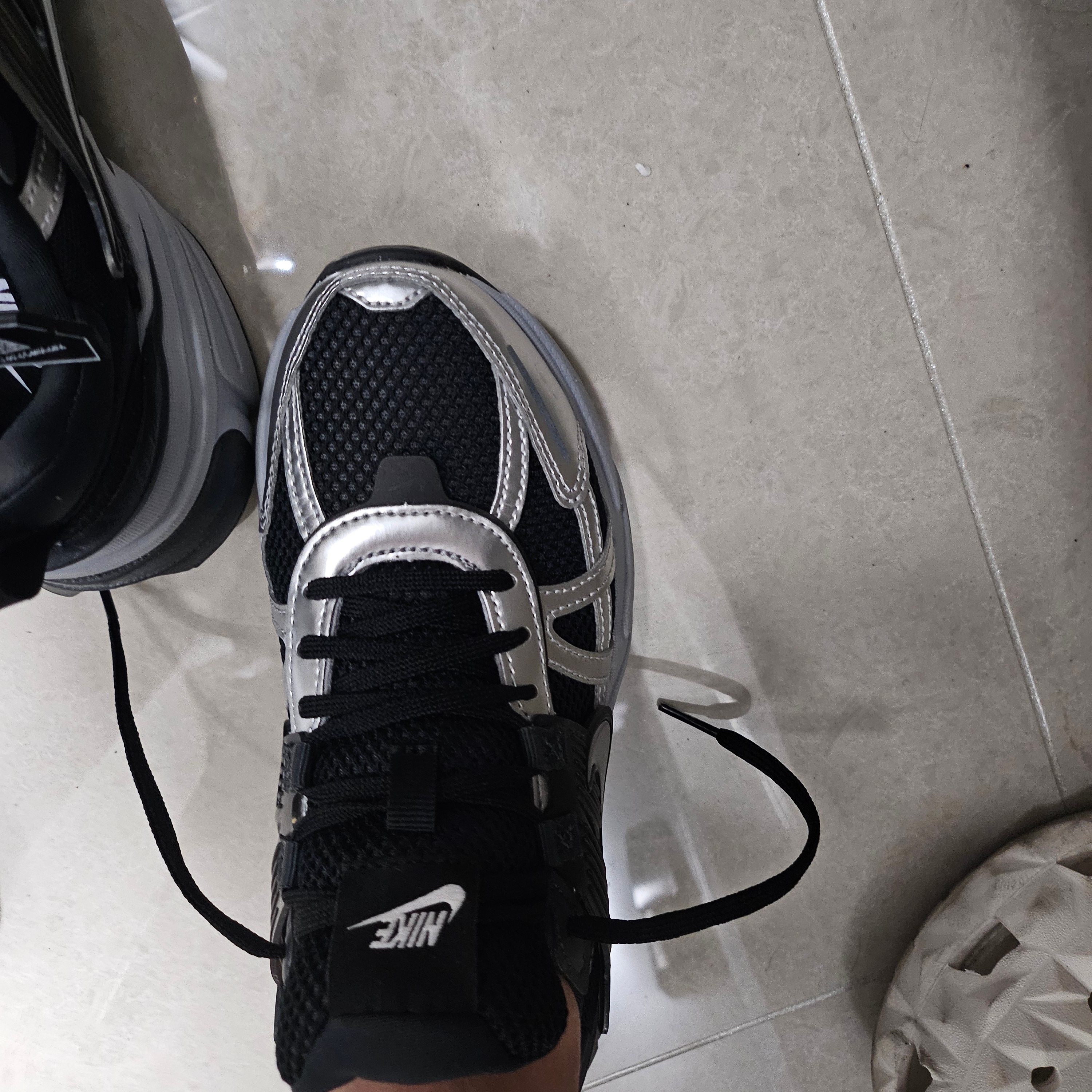 (W) Nike V2K Run Black Dark Smoke Grey 착용 스타일 - 1