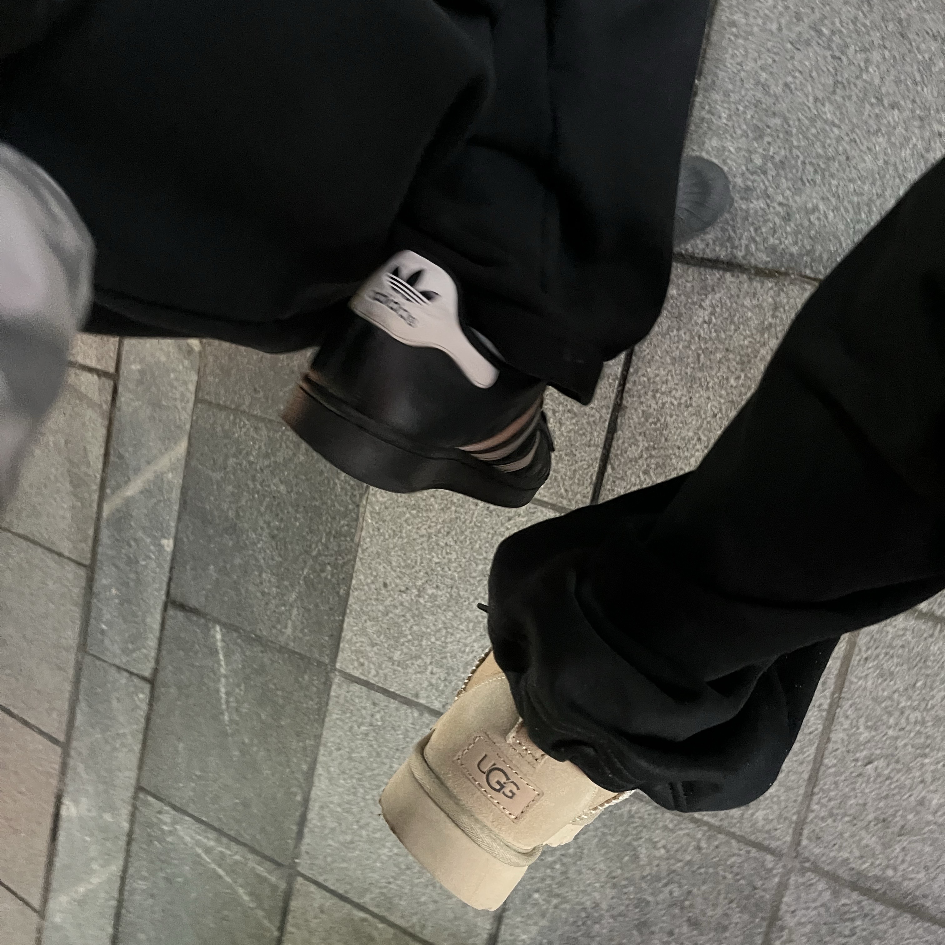(W) UGG Classic Ultra Mini Boots Sand, Adidas Superstar Core Black White 착용 스타일 - 5