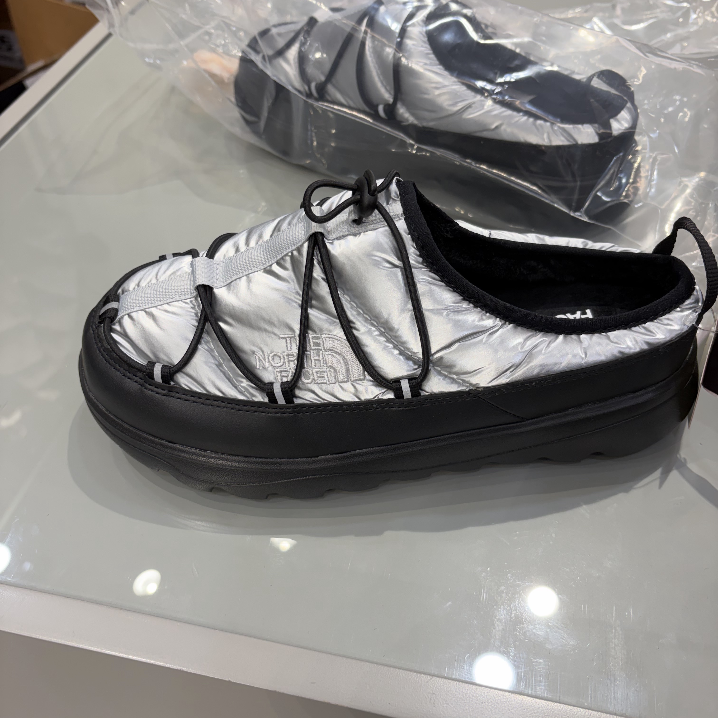 The North Face Borealis Mule Silver - 25FW 착용 스타일 - 1