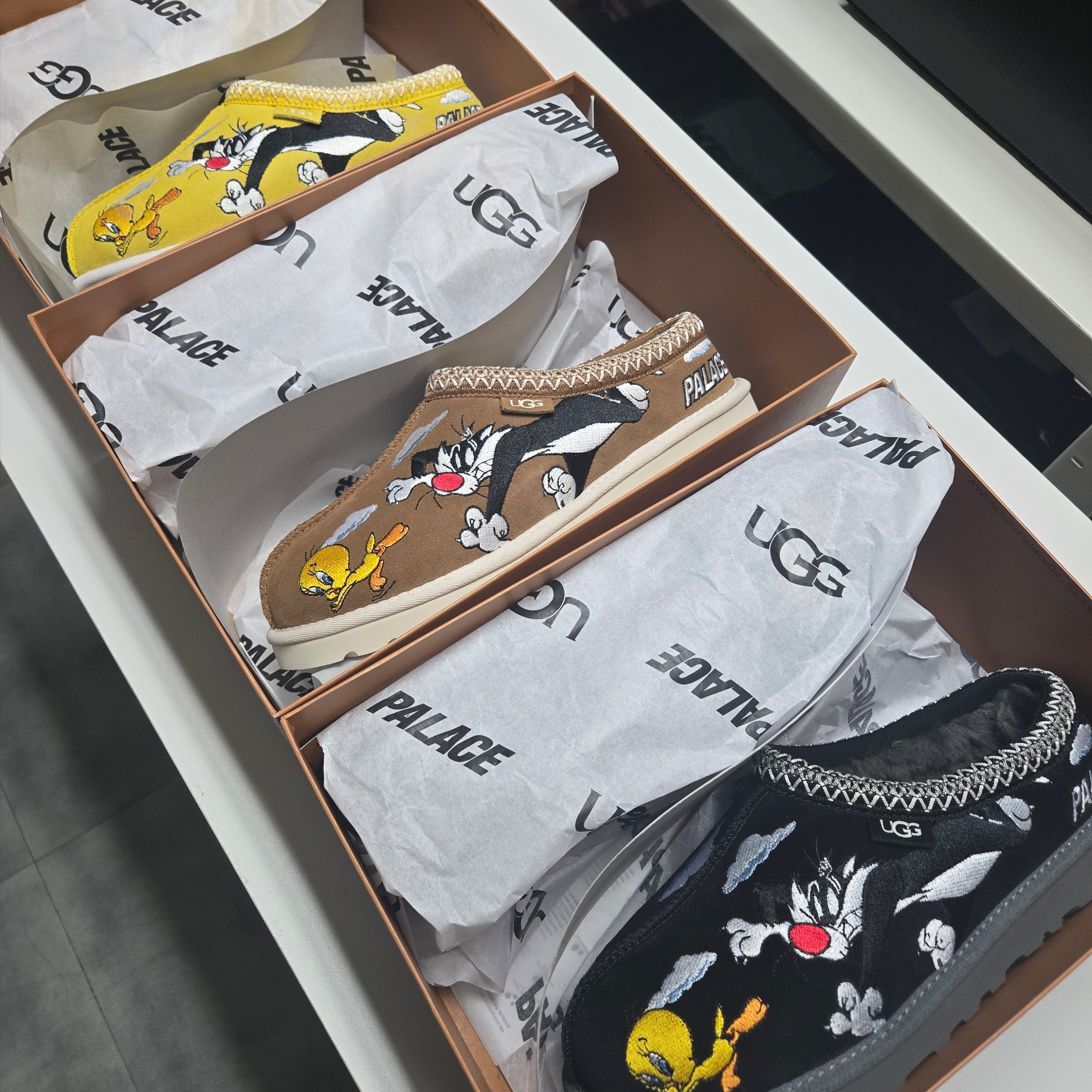 UGG x Palace x Looney Tunes Tasman Slipper Black, UGG x Palace x Looney Tunes Tasman Slipper Chestnut 착용 스타일