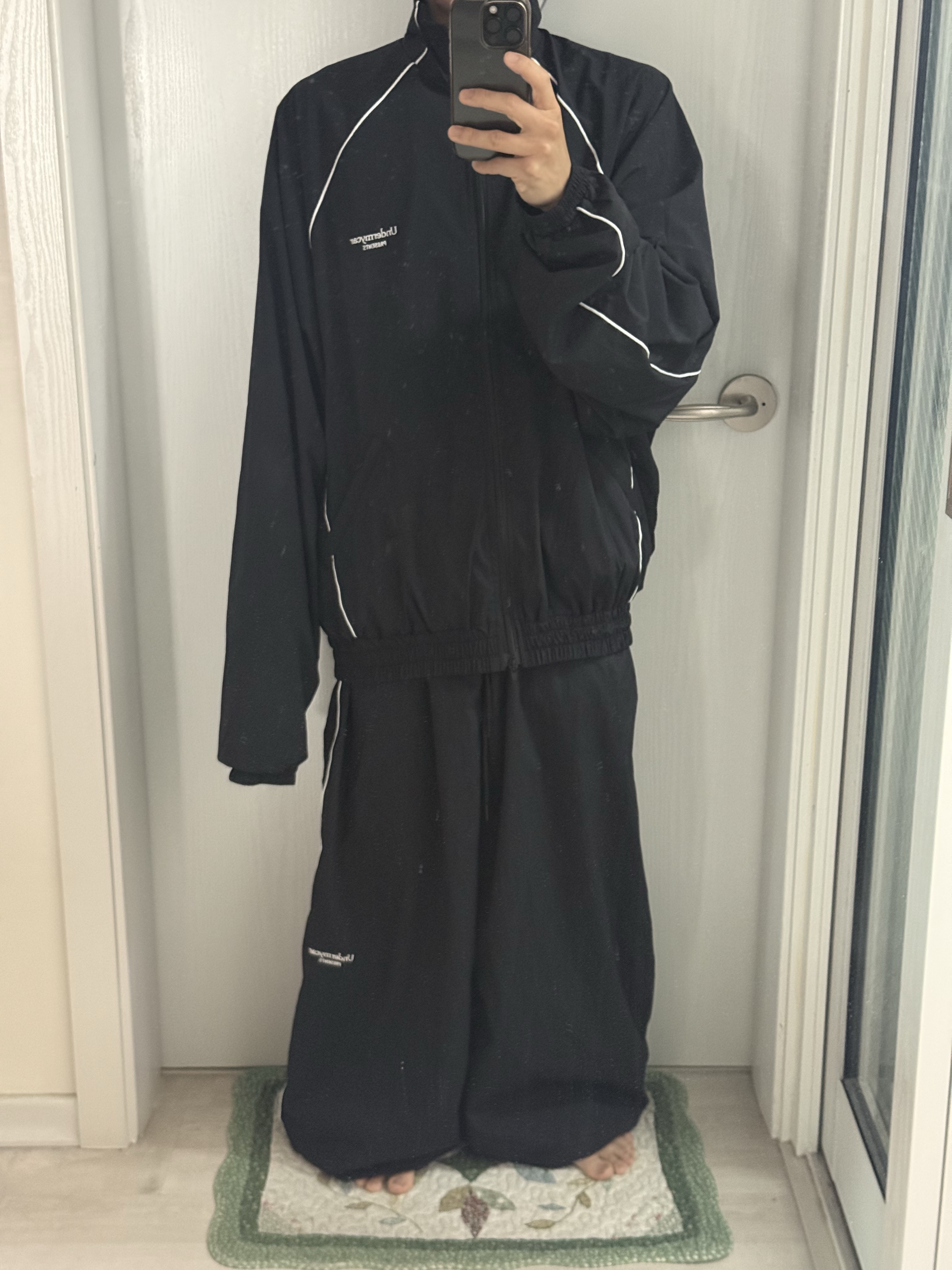 Undermycar MU.132 Original Logo Piping Line Track Jacket Black, Undermycar Mu.126 Original Logo Piping Line Nylon Pants Black 착용 스타일 - 3