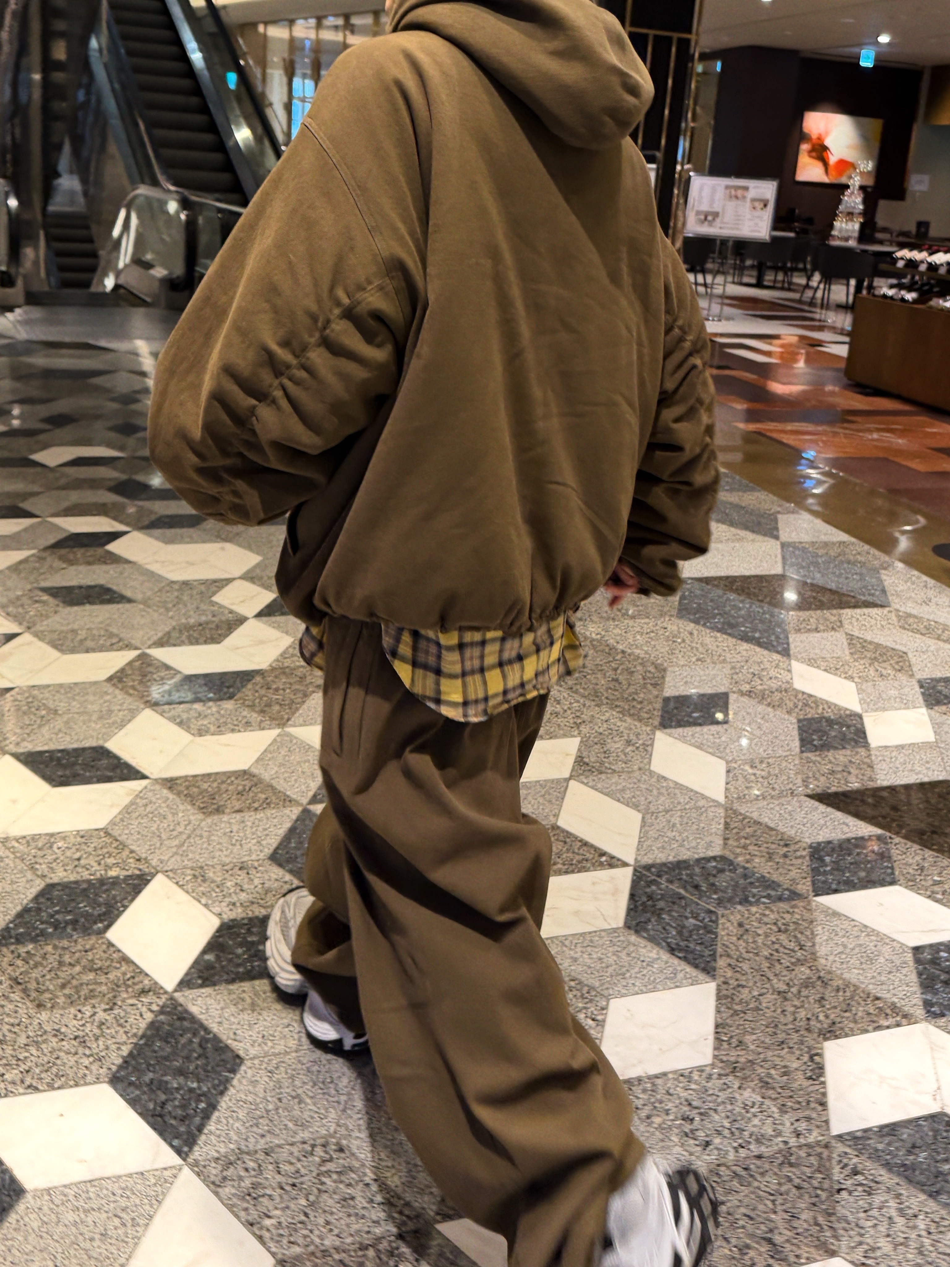 Nonnod Moleskin Shirring Bomber Khaki Brown, Nonnod Moleskin Track Pants Khaki Brown 착용 스타일 - 4
