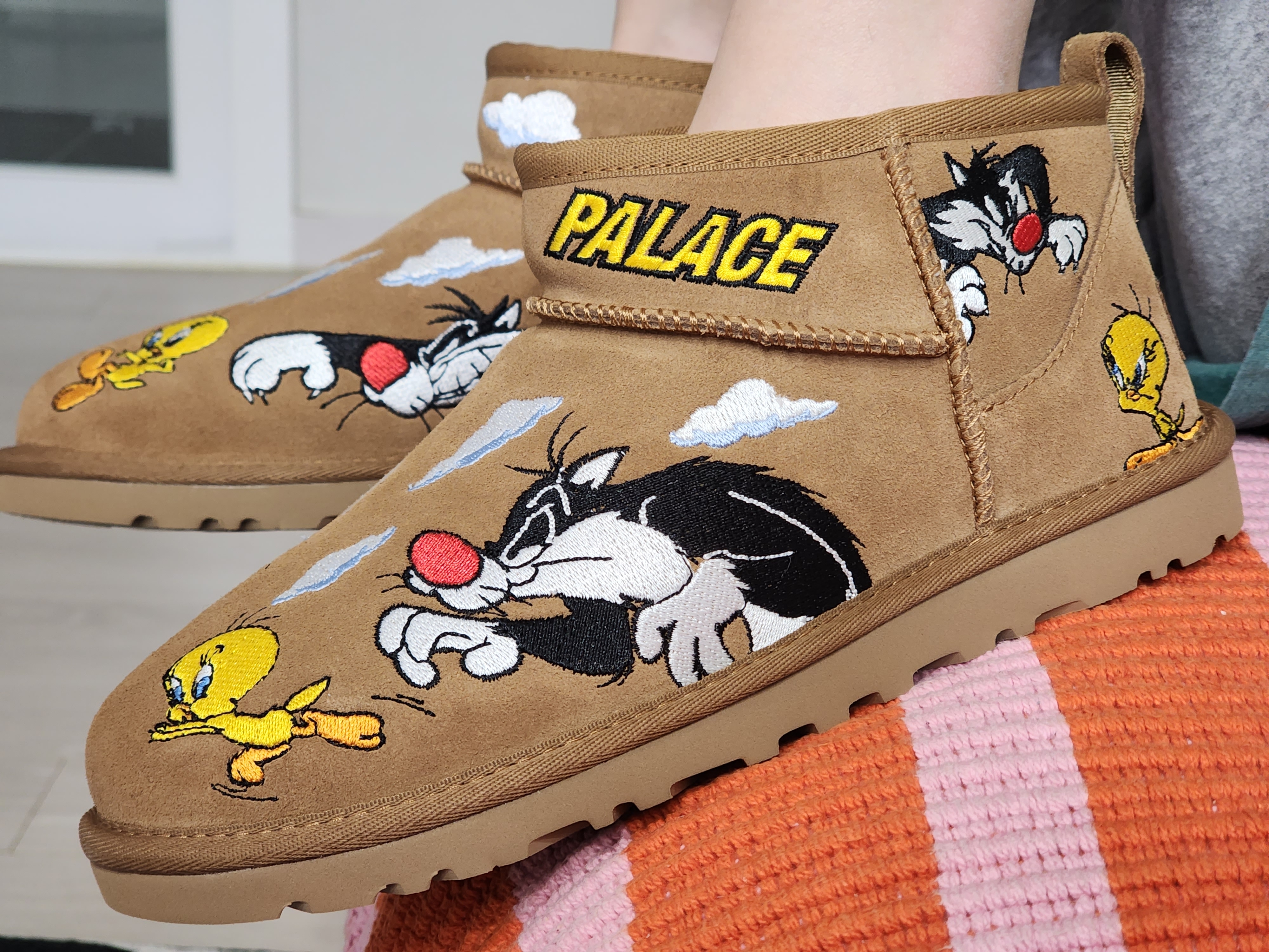 UGG x Palace x Looney Tunes Ultra Mini Boot Chestnut, UGG x Palace x Looney Tunes Ultra Mini Boot Black 착용 스타일 - 2
