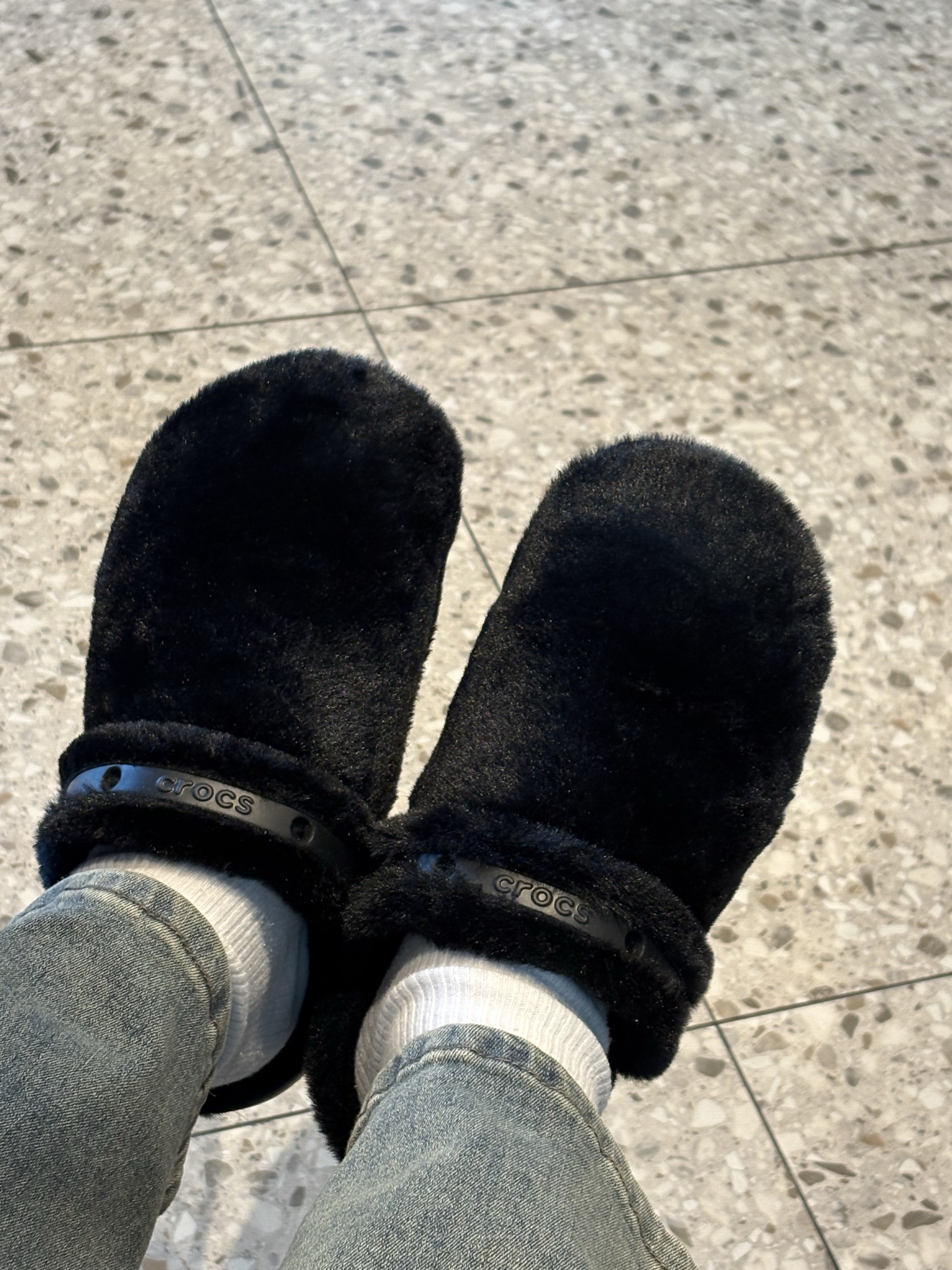 Crocs Classic Unfurgettable Clog Black 착용 스타일 - 1