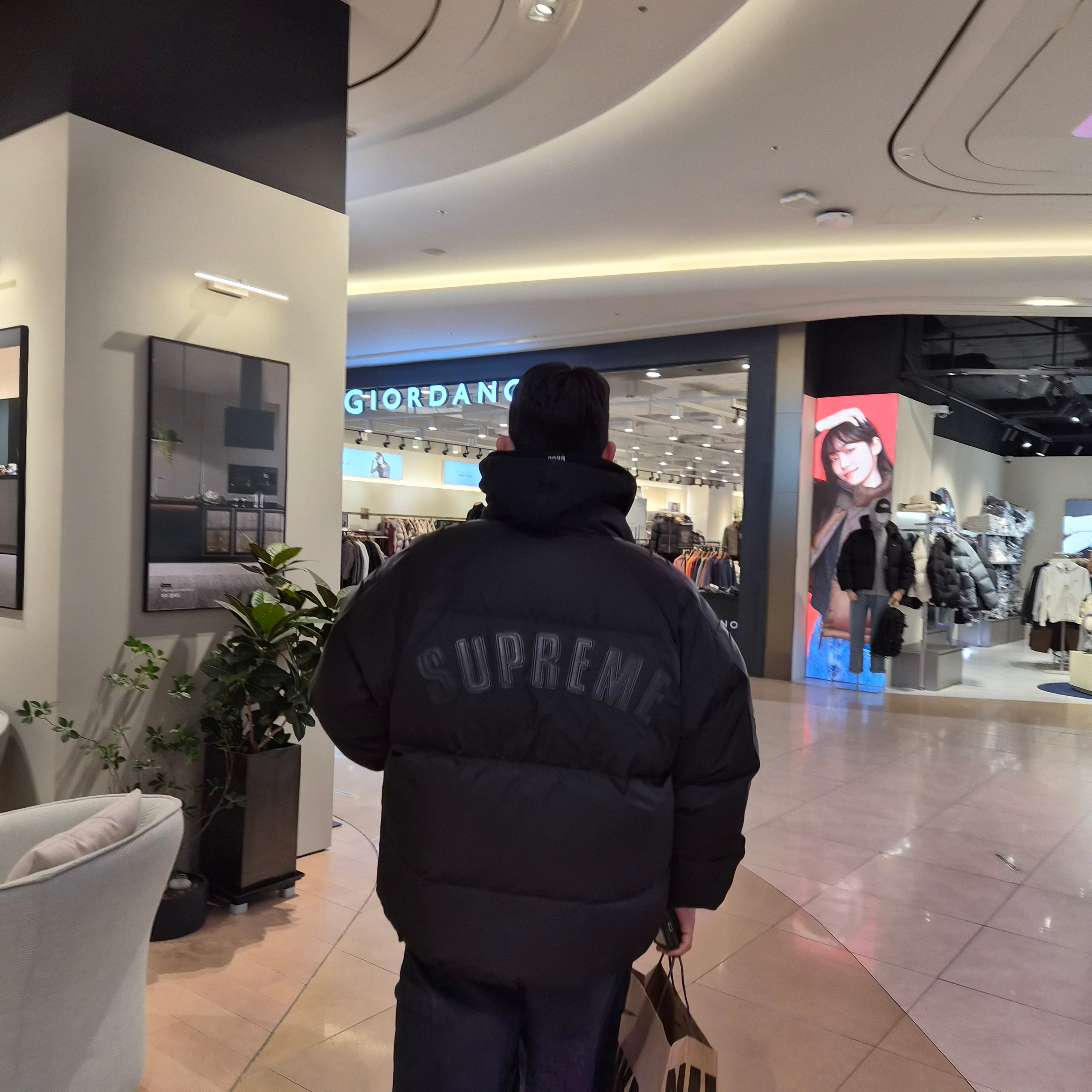 Supreme Star Sleeve Down Puffer Jacket Black - 23FW, Supreme Box Logo Hooded Sweatshirt Black - 25FW 착용 스타일 - 2