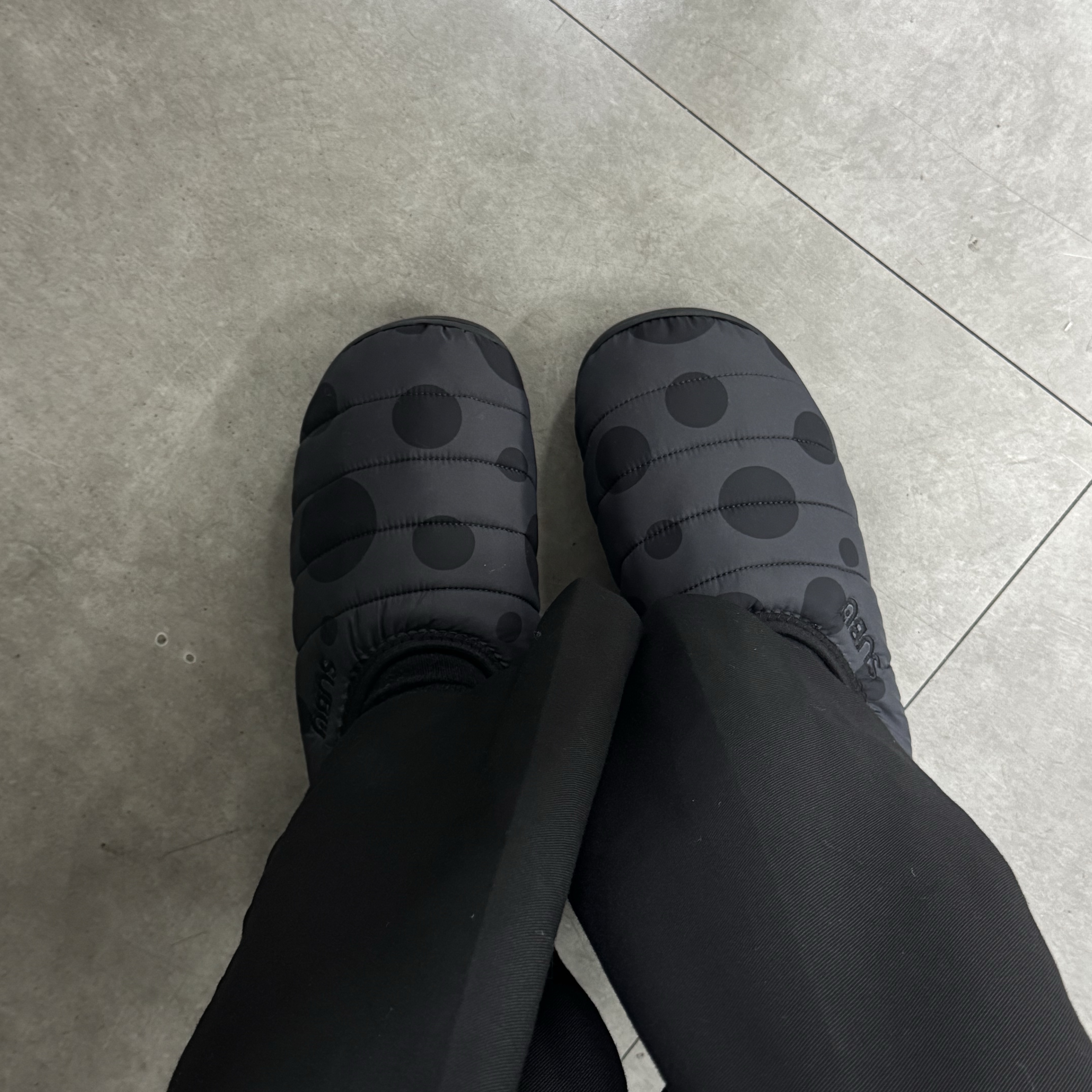 Subu Packable Exclusive Charcoal Snow Dot 착용 스타일 - 2