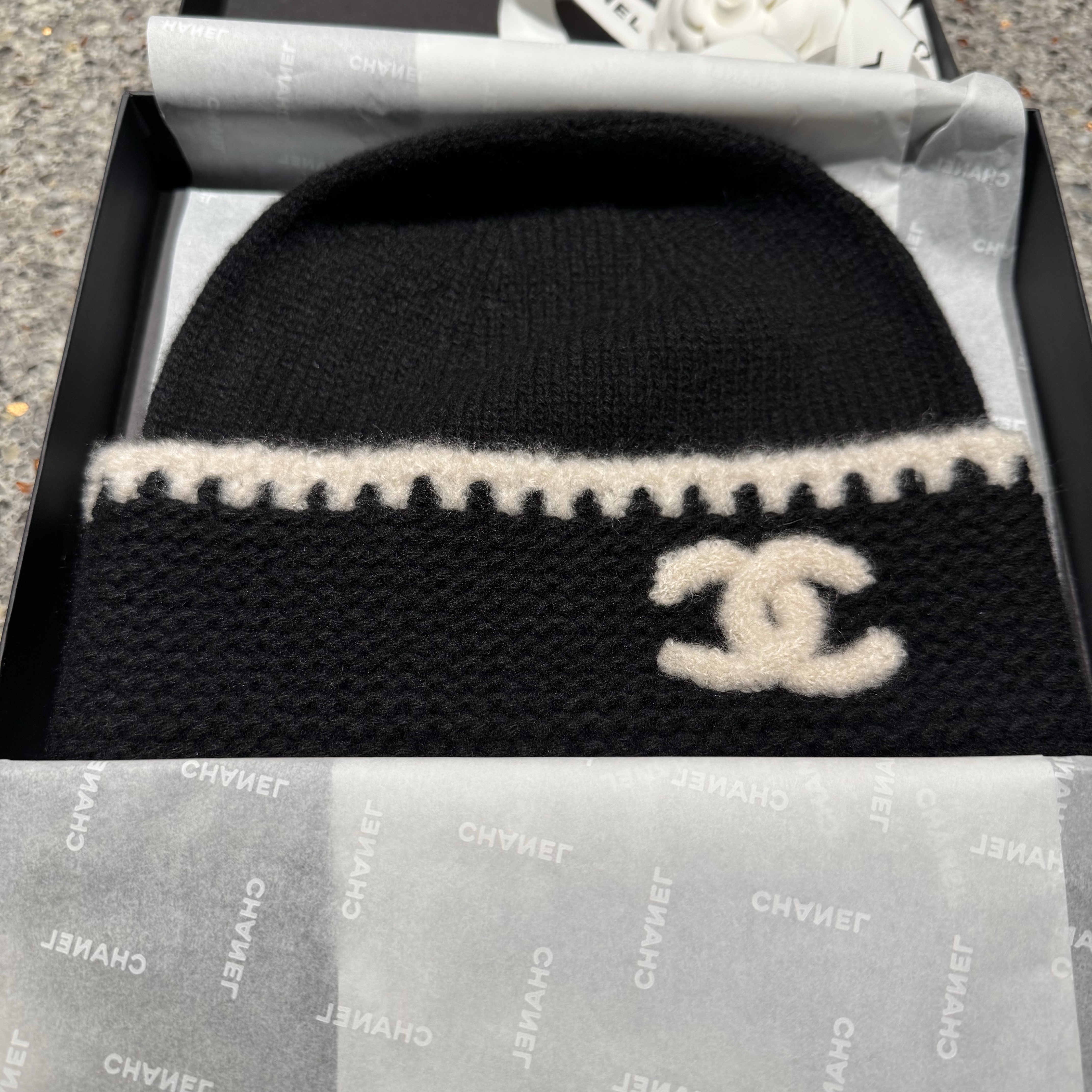 Chanel Beanie Cashmere & Black White 착용 스타일